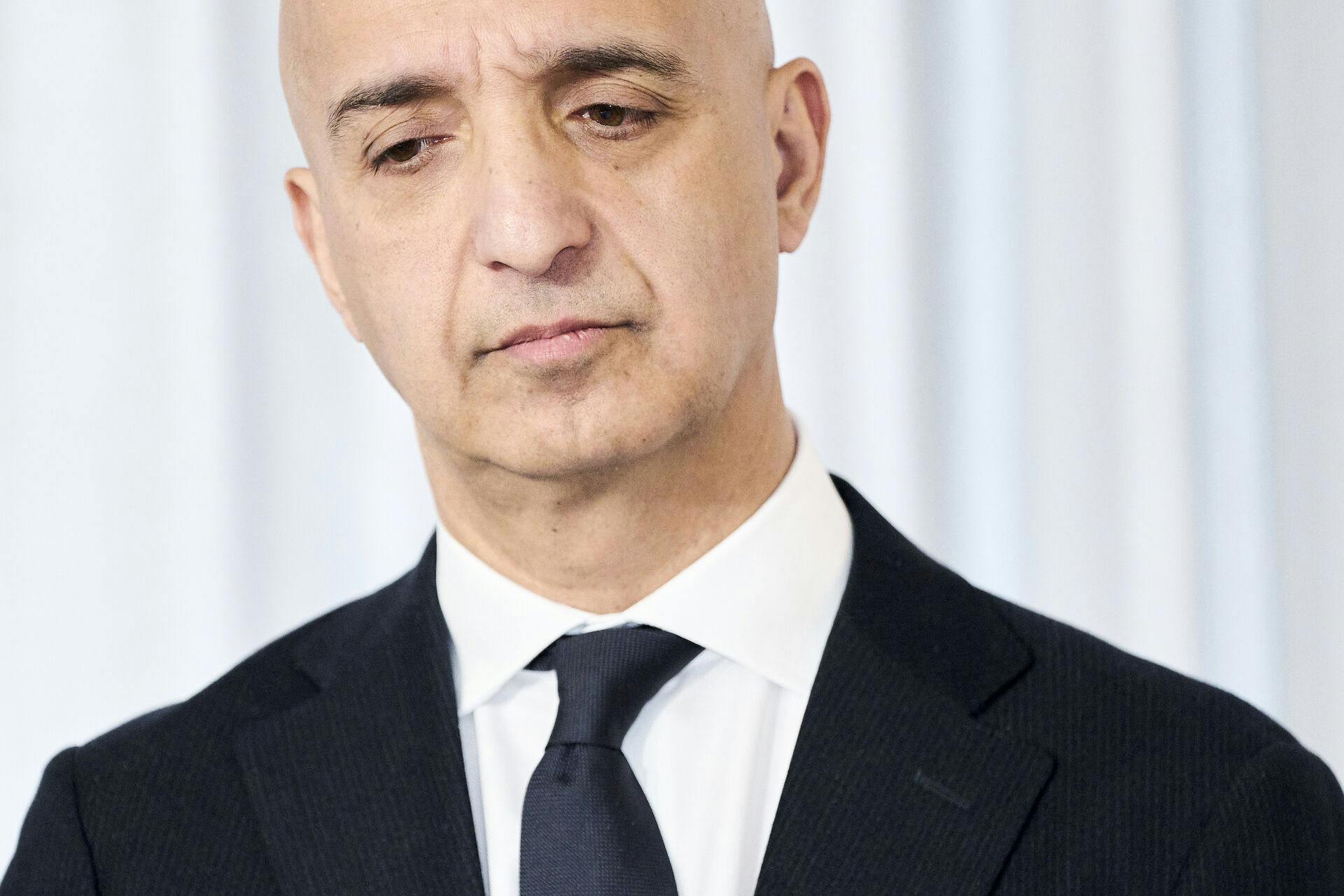 Novo Nordisk-aktien tager et markant dyk, og nu hviler alles øjne på Mike Doustdar. Som en af de centrale figurer i topledelsen står han over for sin hidtil største opgave: at stabilisere skuden og genvinde investorernes tillid i et turbulent marked.