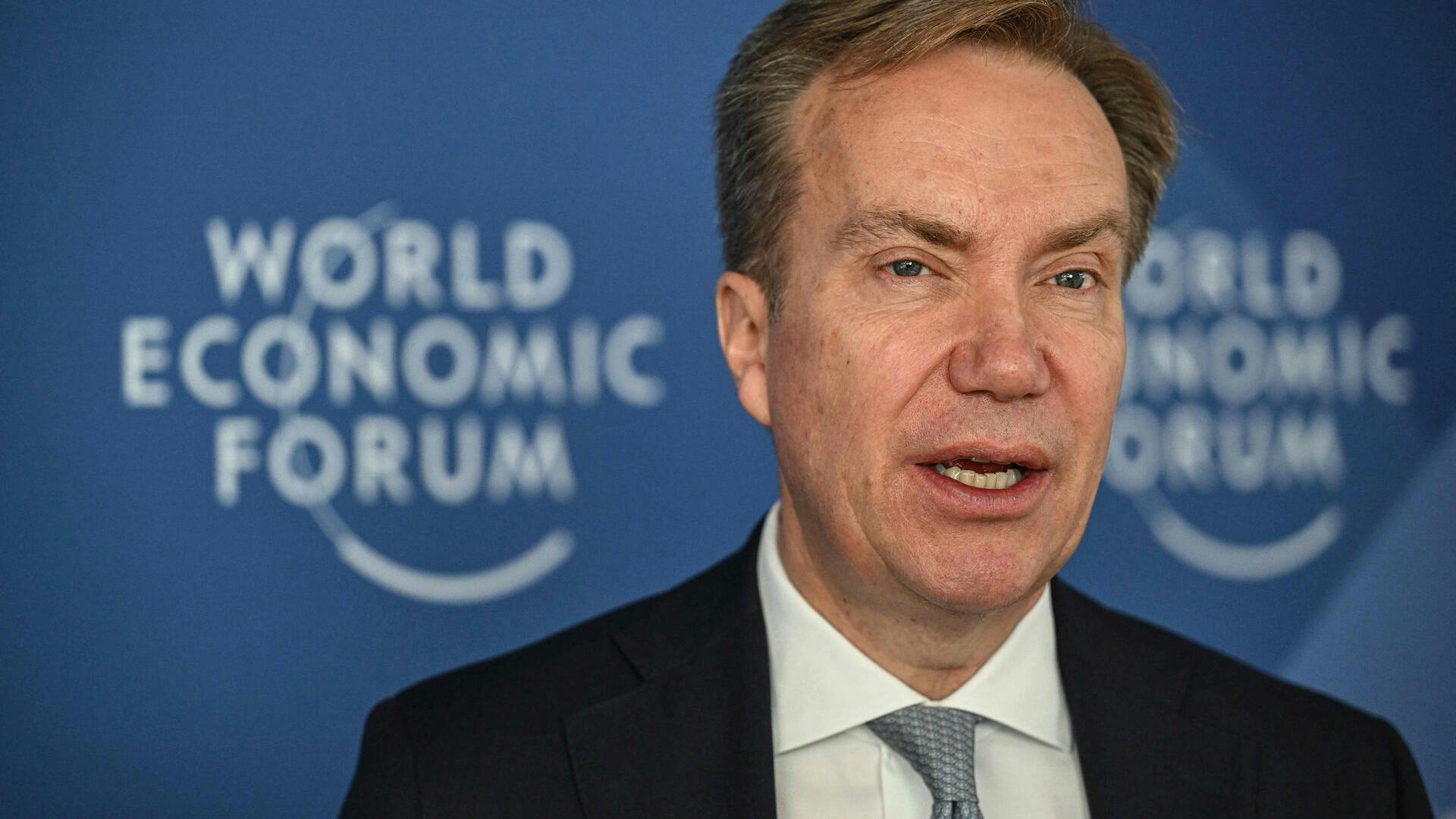 Han fortsætter på posten, mens undersøgelsen pågår.