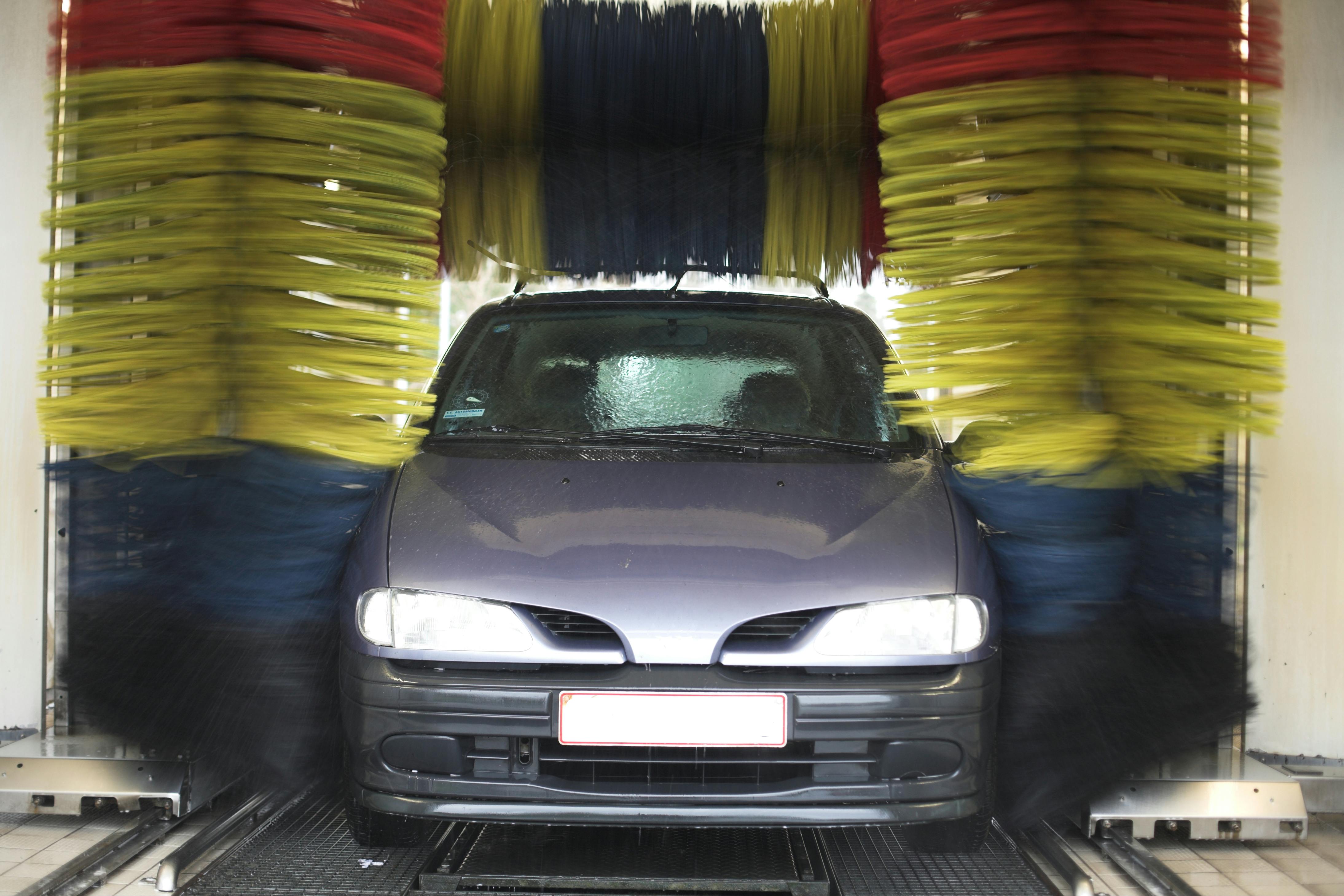 Da maskinen stoppede, og kvindens bil var dækket af sæbe, virkede hverken alarmknappen eller telefonnumrene. Efter en time i "sæbefængsel" og forgæves banken på døre, måtte hun se sandheden i øjnene: Kun politiet kunne redde hende ud.