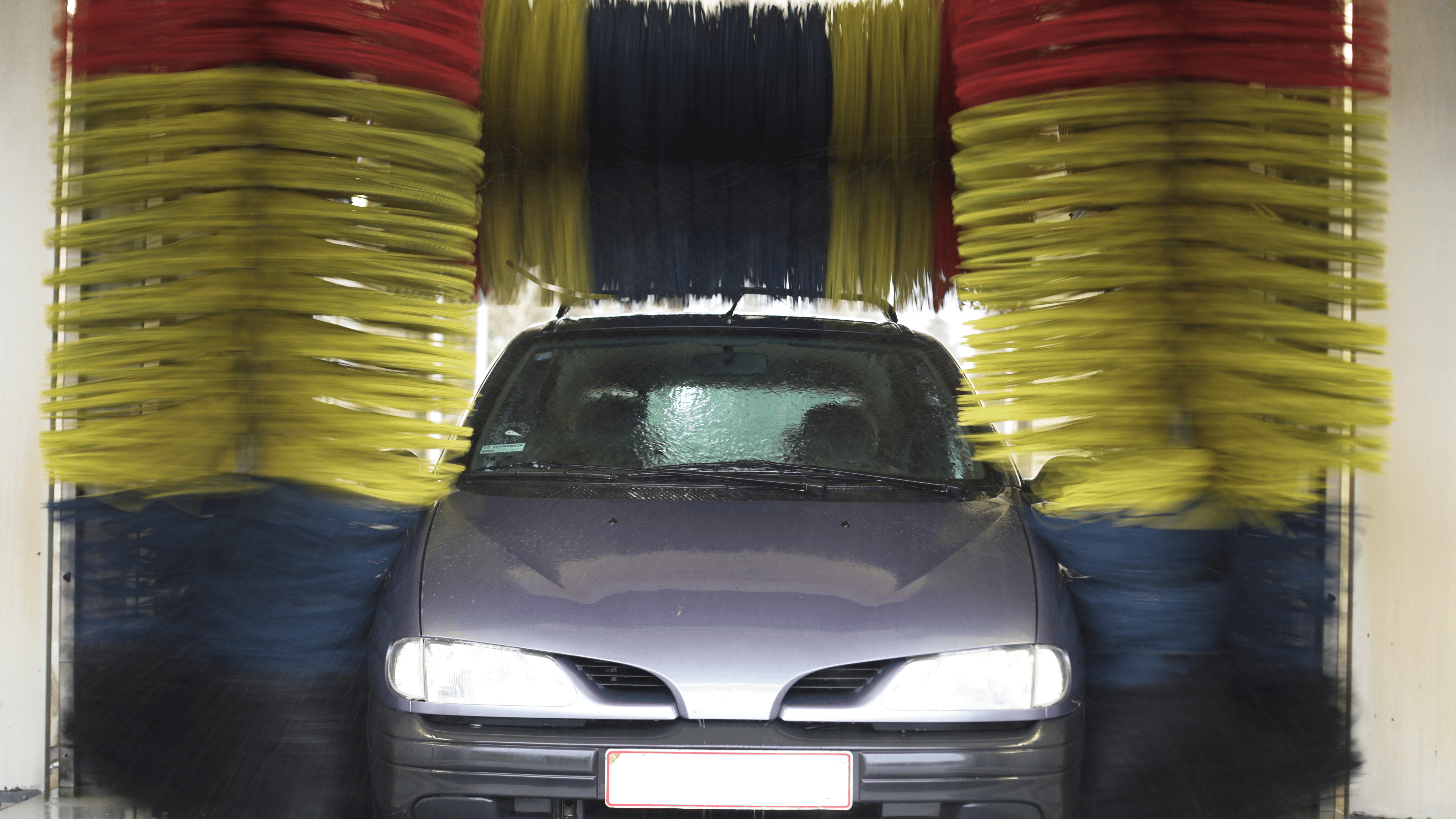 Da maskinen stoppede, og kvindens bil var dækket af sæbe, virkede hverken alarmknappen eller telefonnumrene. Efter en time i "sæbefængsel" og forgæves banken på døre, måtte hun se sandheden i øjnene: Kun politiet kunne redde hende ud.