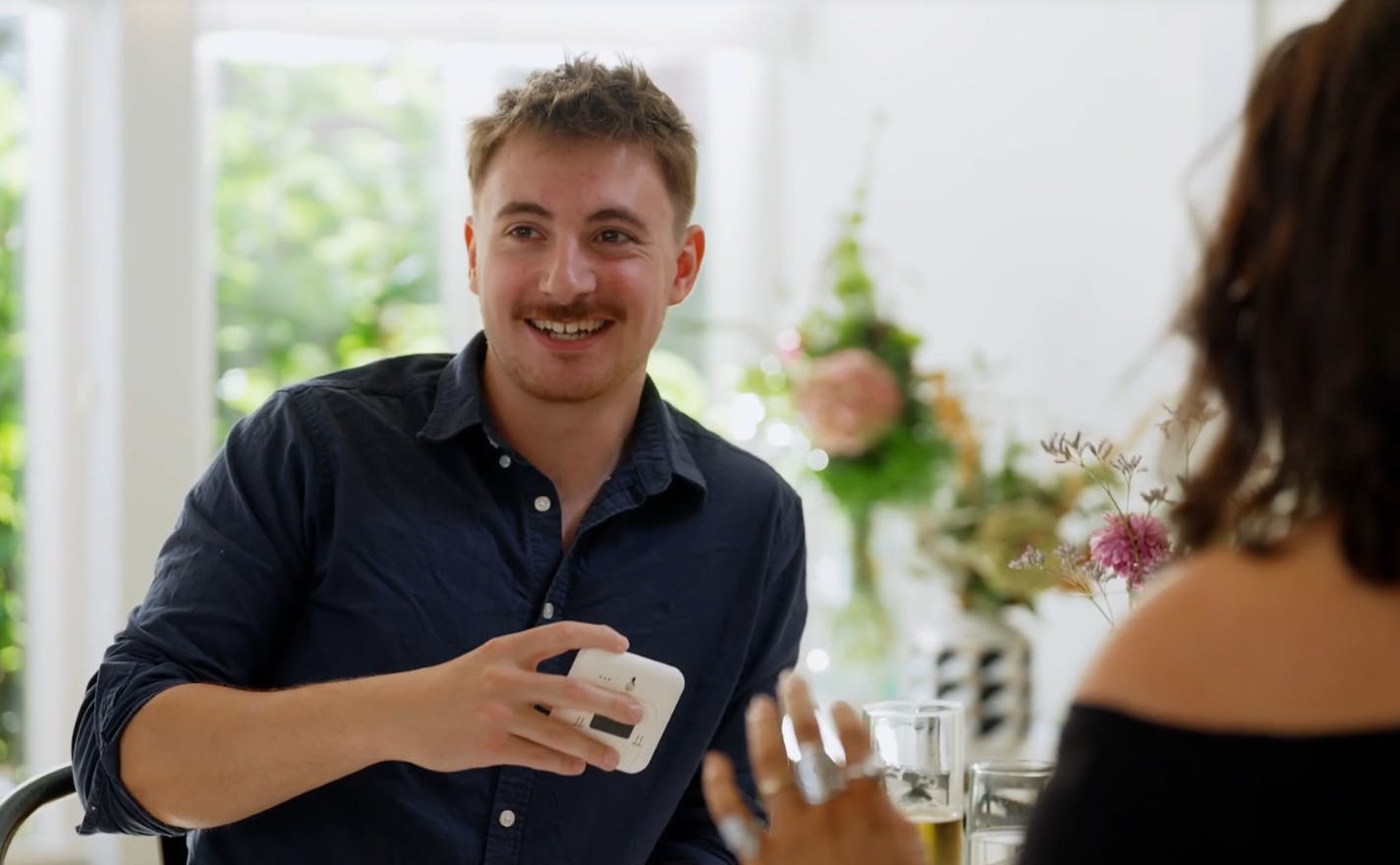 Samuel bliver busted i at genbruge sine komplimenter i "Kærlighed hvor kragerne vender".