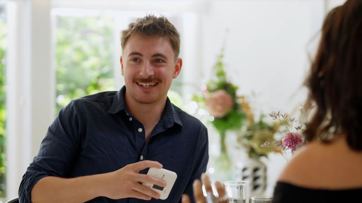 Samuel bliver busted i at genbruge sine komplimenter i "Kærlighed hvor kragerne vender".