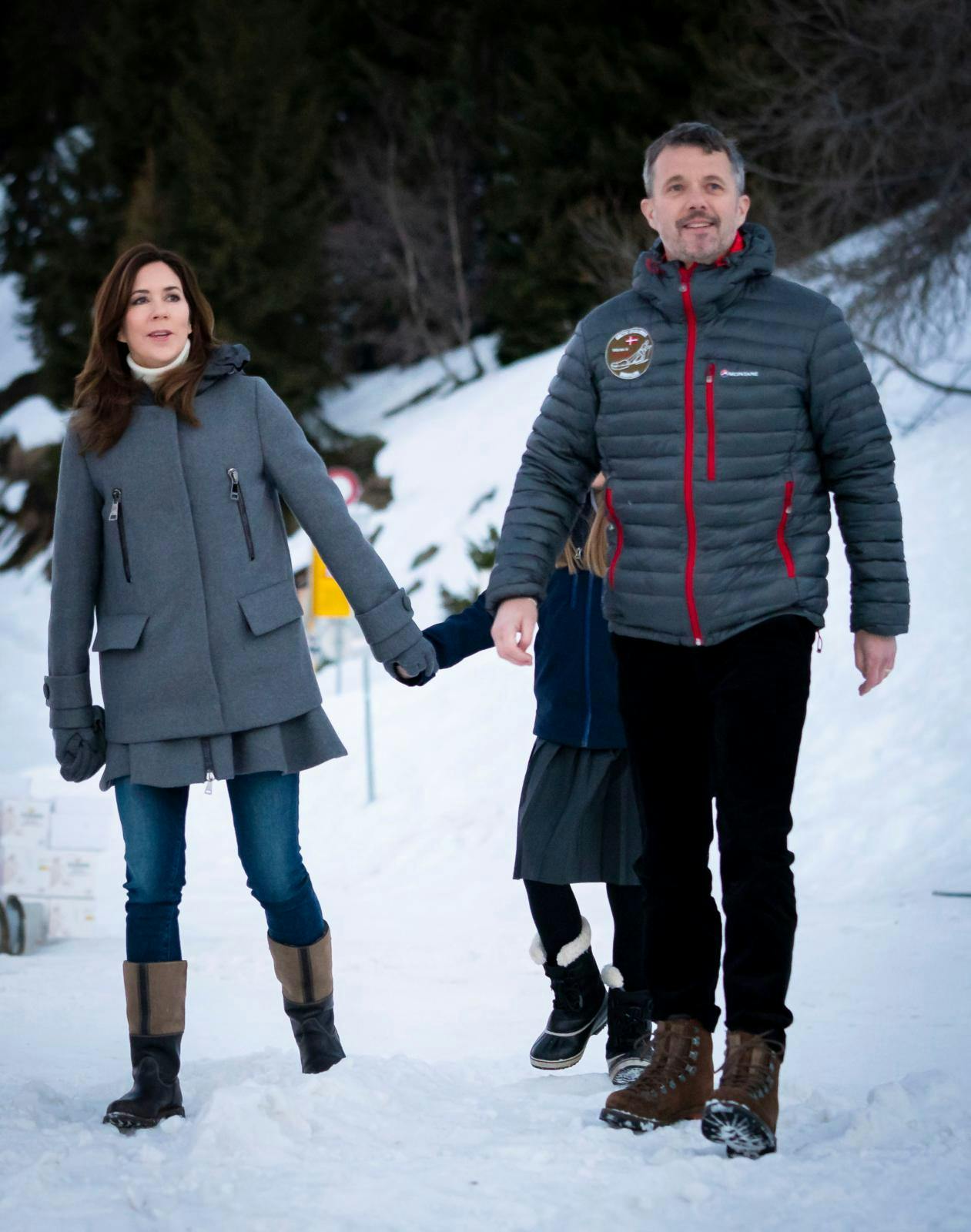 Kong Frederik og dronning Mary har overladt nøglerne til riget til kronprins Christian og dronning Margrethe, mens de selv opholder sig på en hemmelig adresse i udlandet.