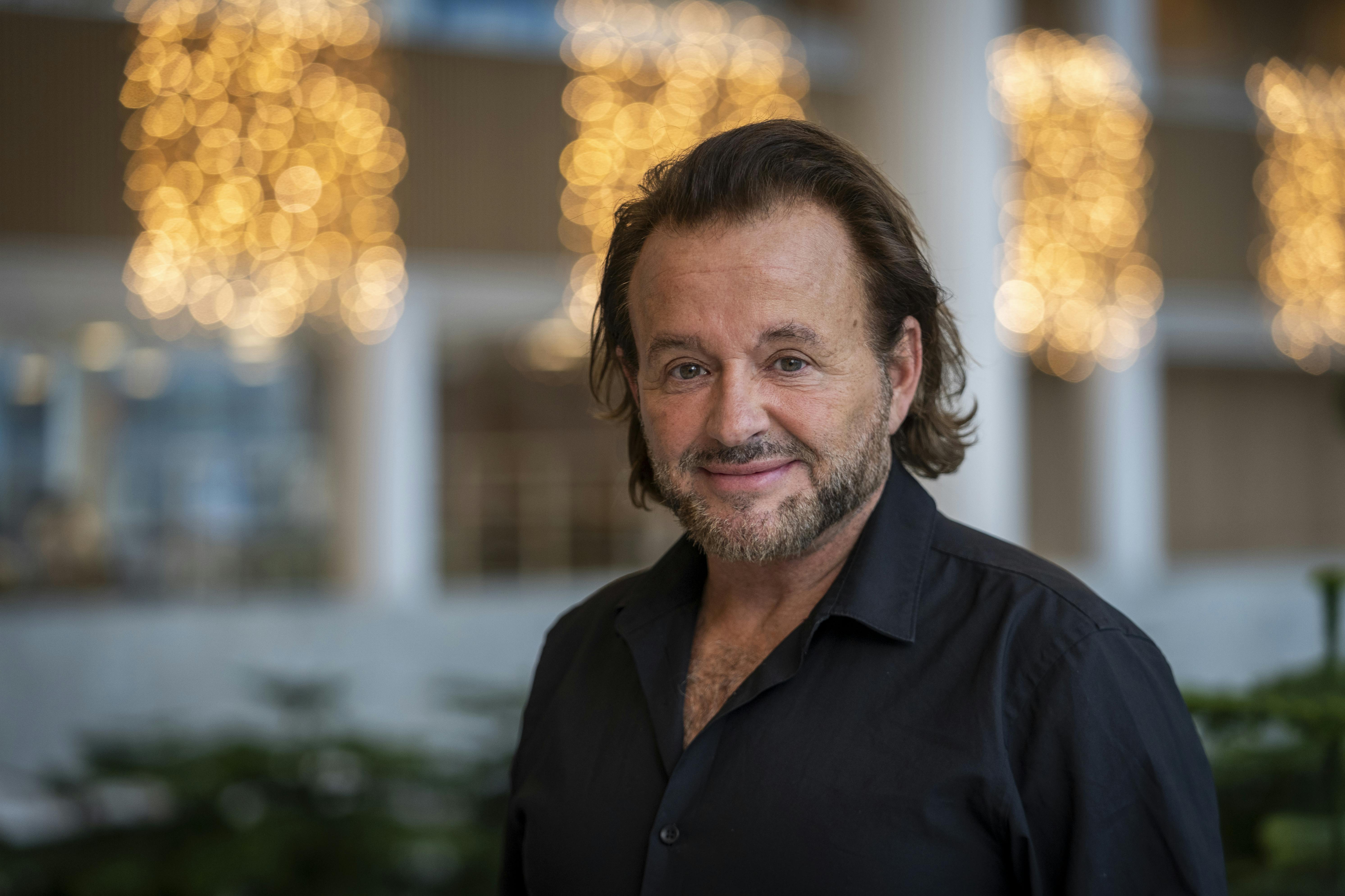 Dennis Knudsen søger unge piger til hushjælp i Vedbæk.