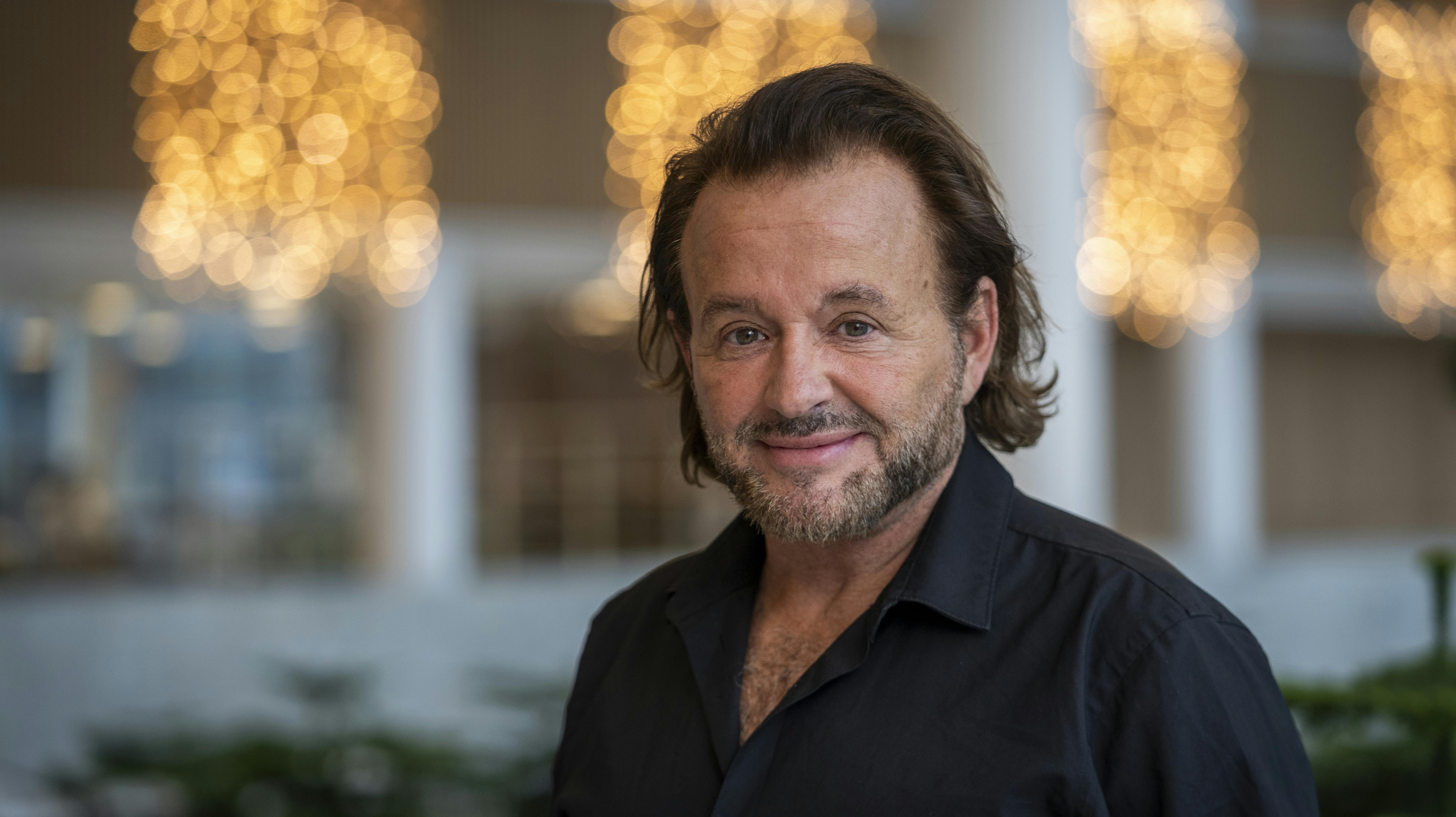 Dennis Knudsen søger unge piger til hushjælp i Vedbæk.