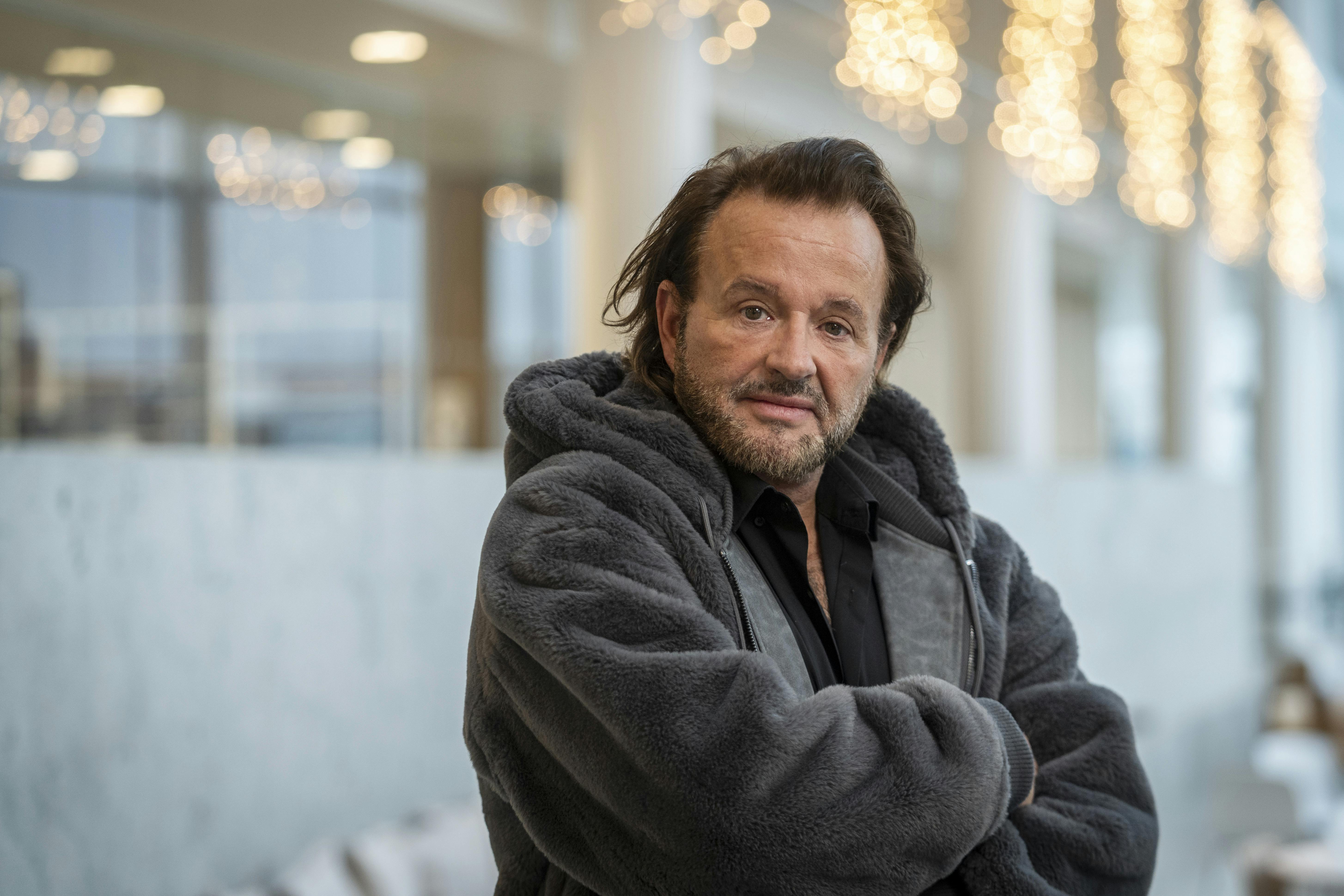 Dennis Knudsen leder stadig efter en ældre person, han kan pleje.