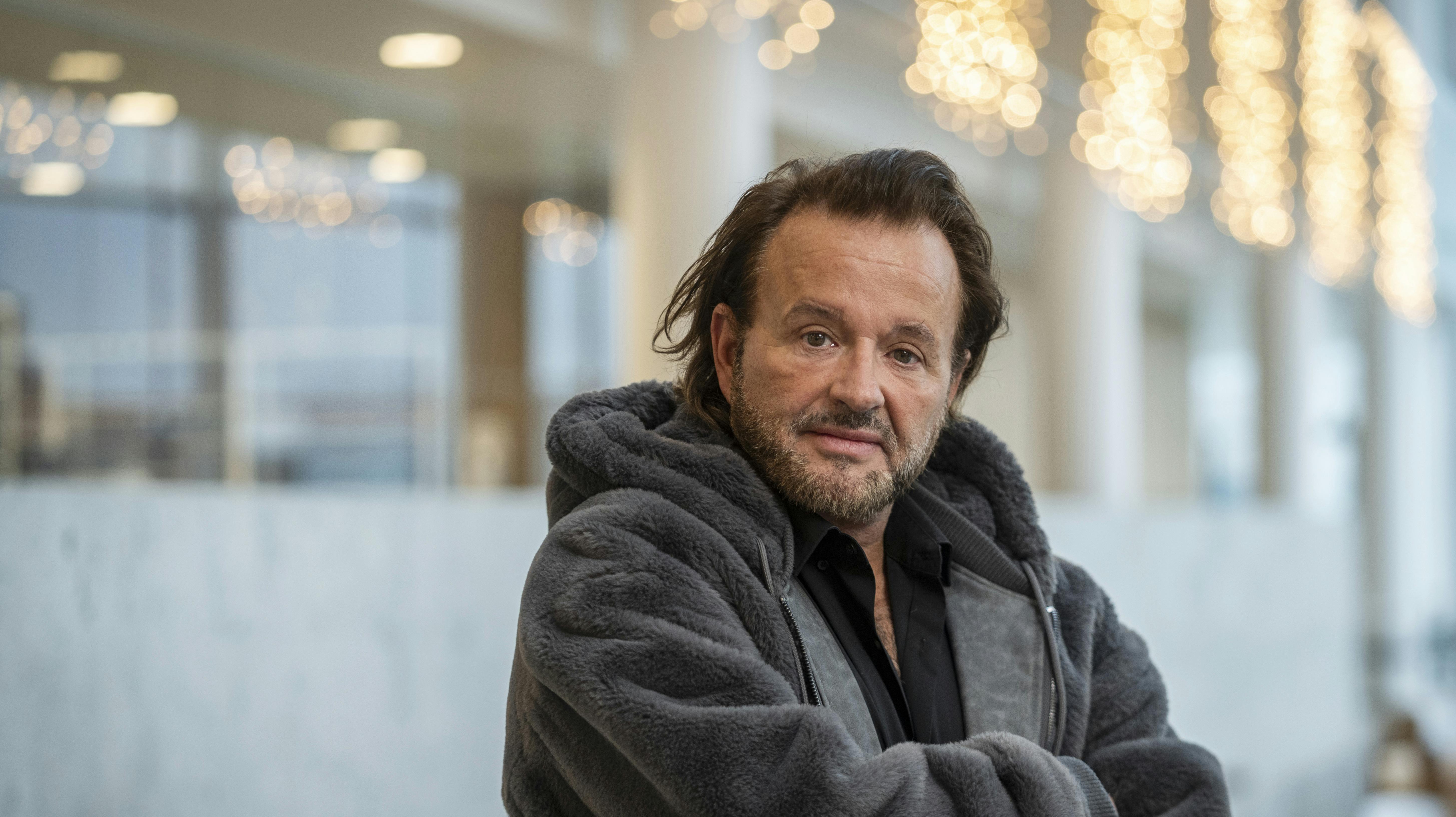 Dennis Knudsen leder stadig efter en ældre person, han kan pleje.