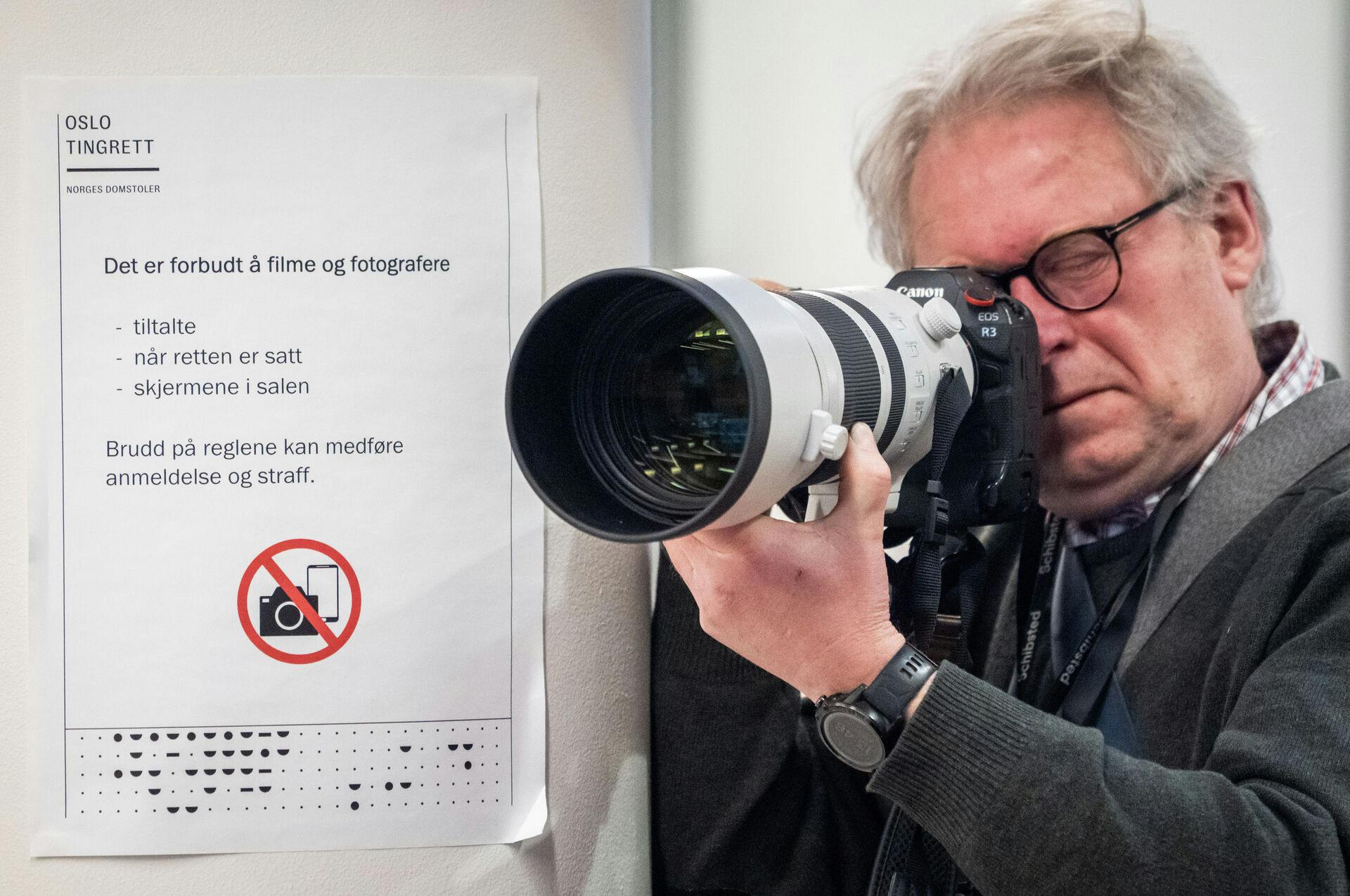 Fotograferingsreglerne i retssalen er meget tydelige og er desuden blevet forklaret grundigt af sagens dommer. Derfor er det formentlig to journalister, der sidder tilbage med røde ører efter fredagens bommert. Fotografen på billedet er ikke en af de to journalister, der blev sendt ud af retten.