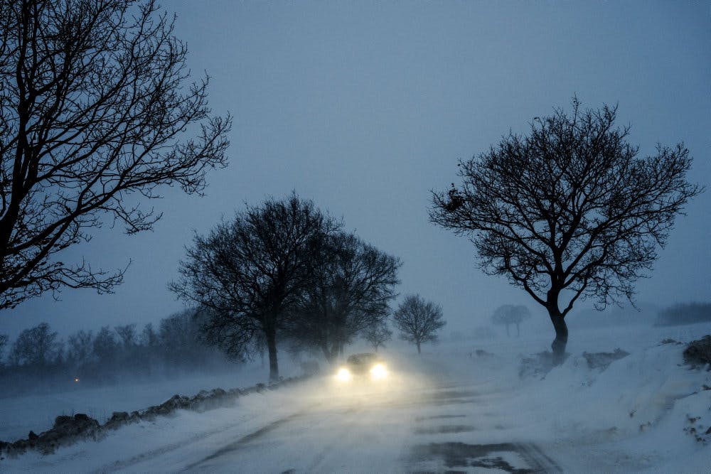Torsdag bevægede et snevejr sig op over vejret fra syd, og det sner stadig fredag i de centrale og østlige egne. Det vil fortsætte mod nord, mens temperaturerne i løbet af dagen vil stige i syd.&nbsp;