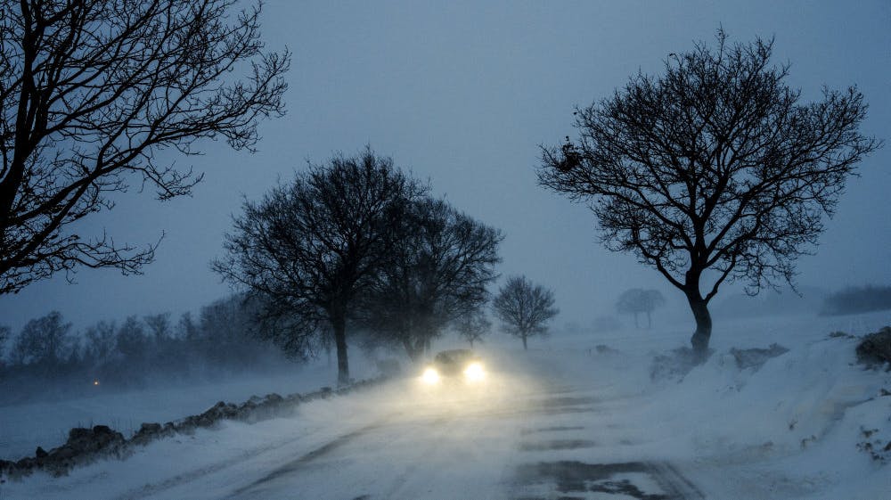 Torsdag bevægede et snevejr sig op over vejret fra syd, og det sner stadig fredag i de centrale og østlige egne. Det vil fortsætte mod nord, mens temperaturerne i løbet af dagen vil stige i syd. 