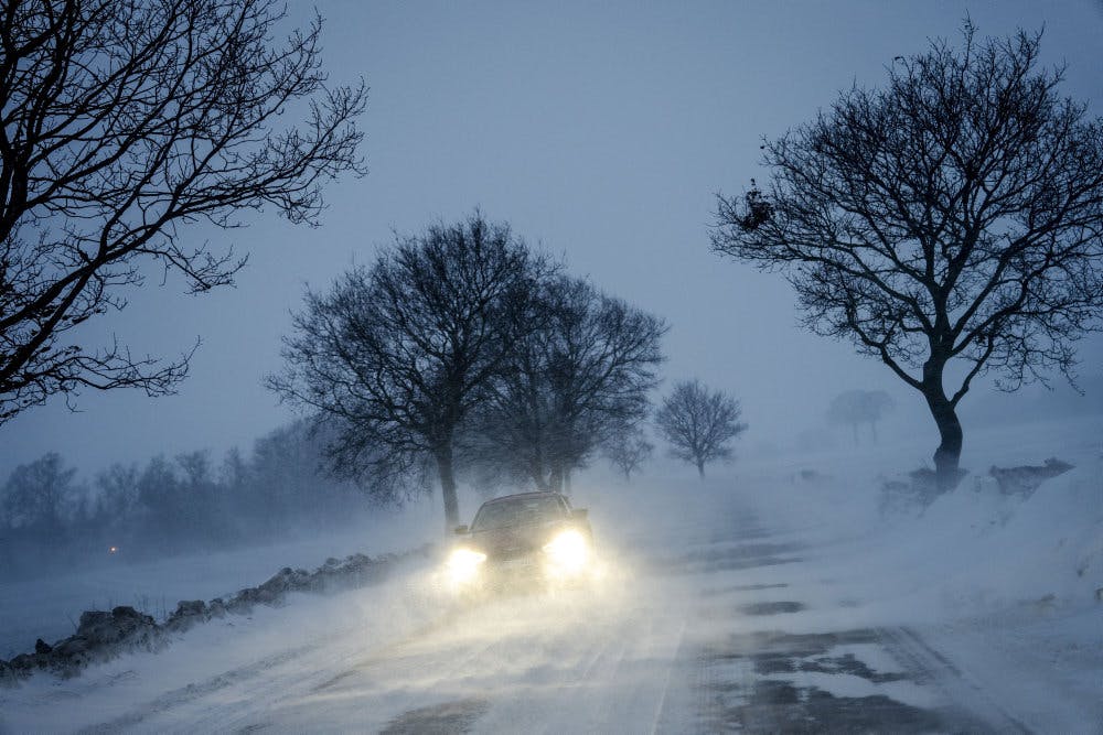 Sne og fygning ved Store Heddinge på Sydsjælland torsdag aften. Vintervejret fortsætter fredag morgen og får enkelte politikredse til at fraråde al unødig udkørsel.&nbsp;