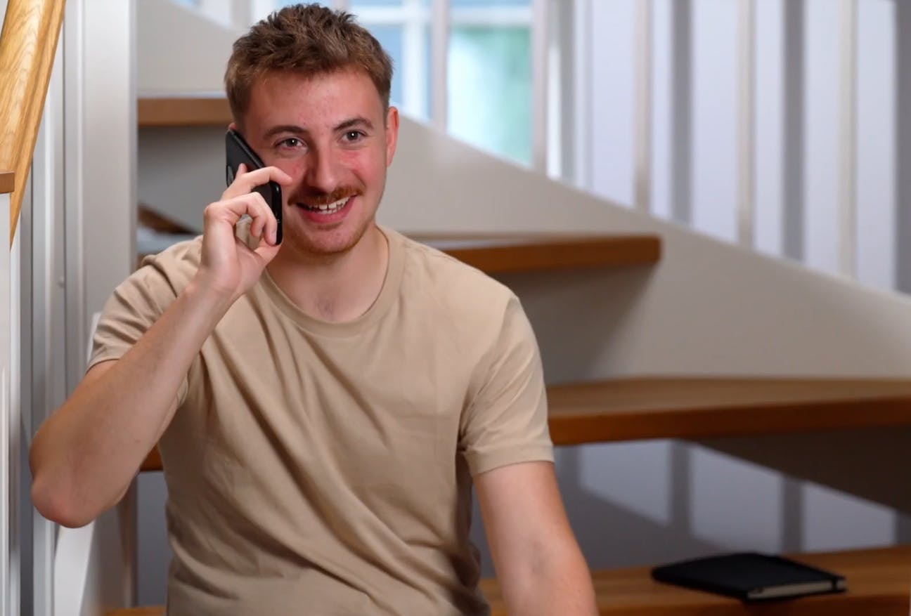 I Samuels stories ser han ud til at befinde sig på Grenå-baren "Kruset", hvilket kun gør det mere mystisk, at han søger et lift fra Aarhus.