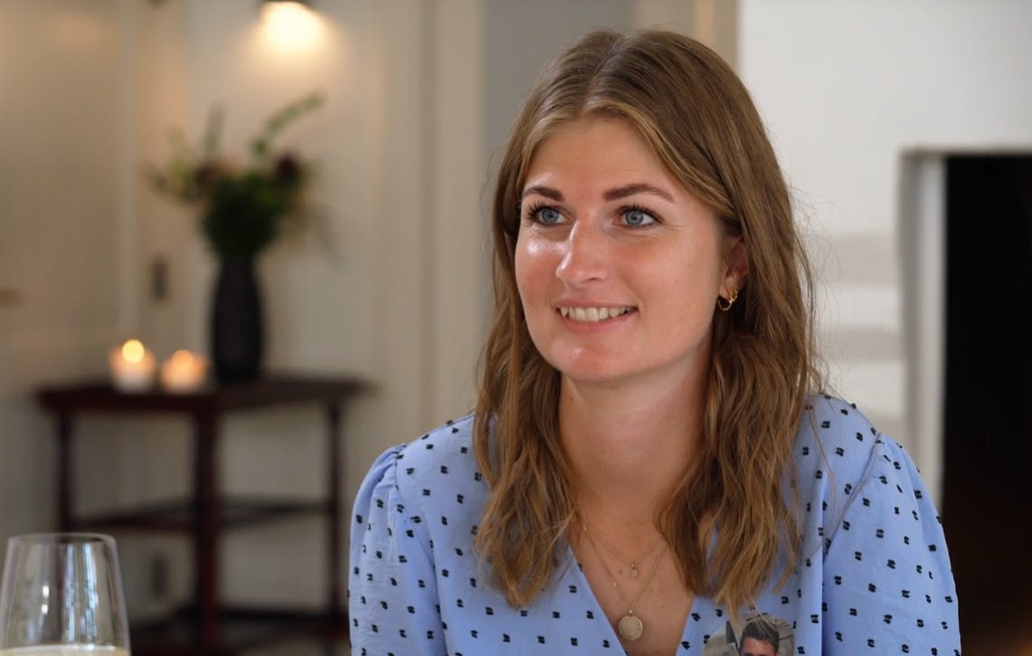 Det er Lisa med de blå øjne og matchende bluse, der slår benene væk under Brian.