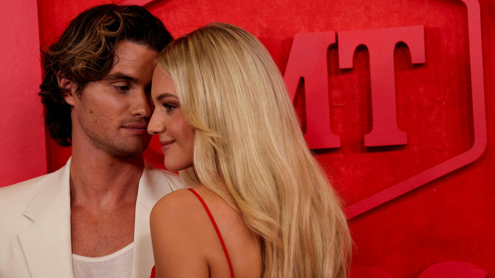 Kelsea Ballerini og Chase Stokes danner ikke længere par.