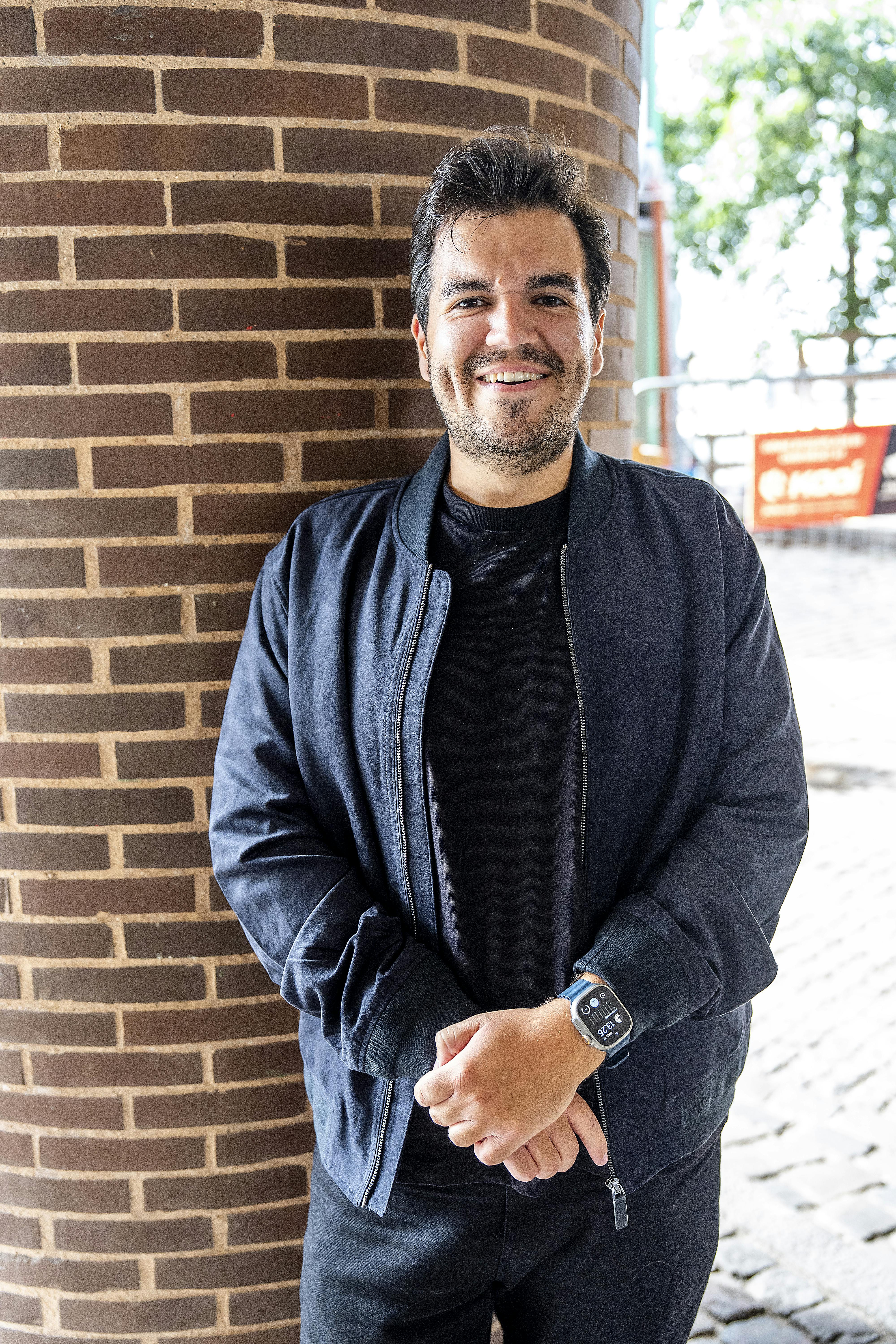 Manuskriptforfatter Lukas Birch er ikke længere single. Det har han faktisk ikke været siden november, og nu viser han kæresten frem.