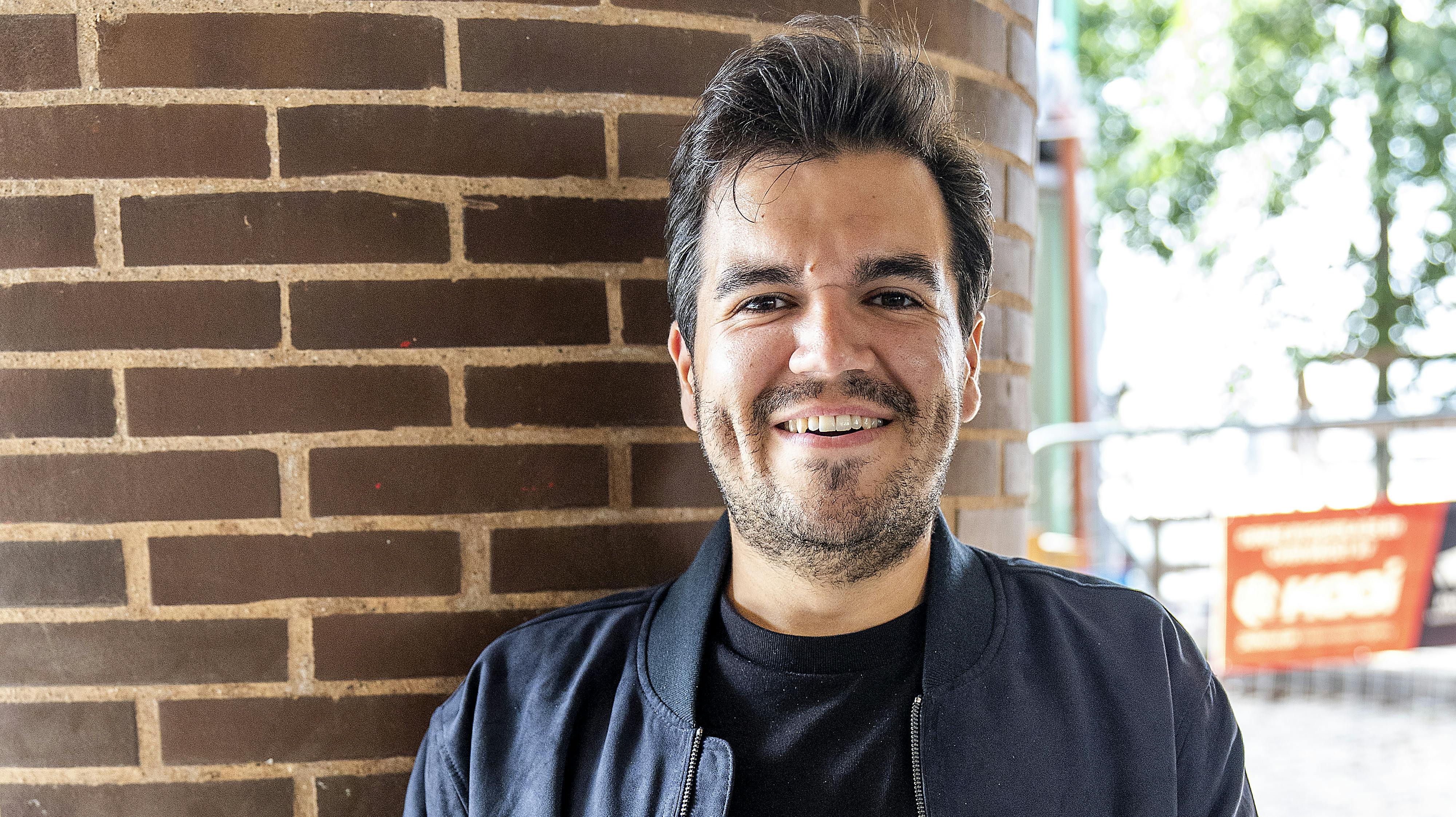 Manuskriptforfatter Lukas Birch er ikke længere single. Det har han faktisk ikke været siden november, og nu viser han kæresten frem.