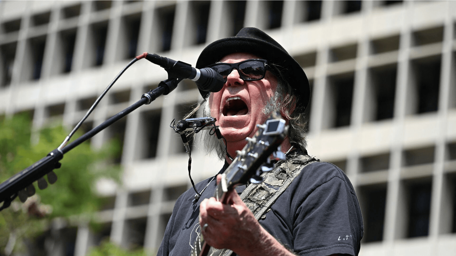 Rockstjernen Neil Young tager en pause.