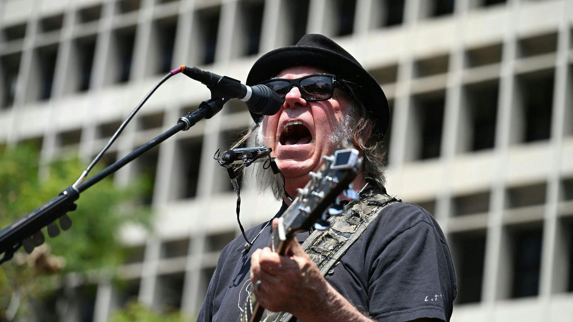 Rockstjernen Neil Young tager en pause.