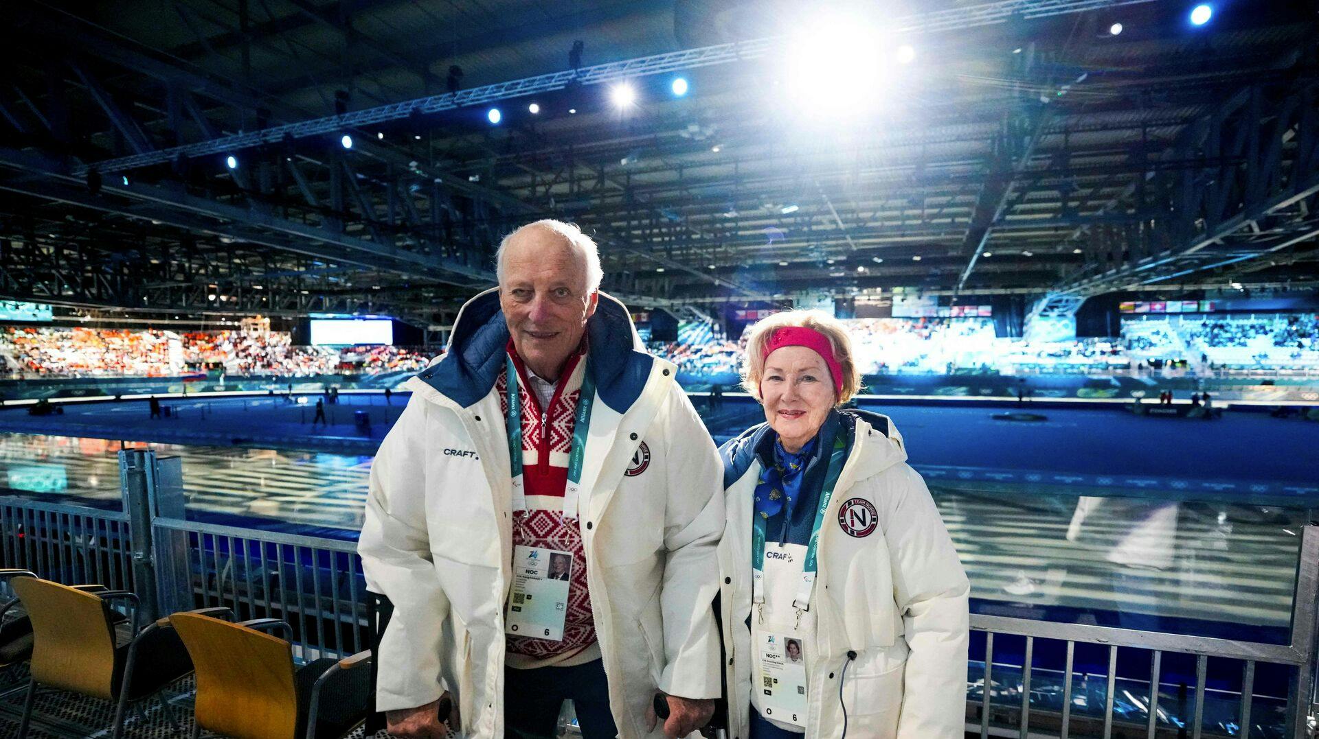 Det norske kongepar, kong Harald og dronning Sonja, har forladt Norge. I stedet har de taget turen til Milano for at støtte nogle af de norske OL-udøvere.