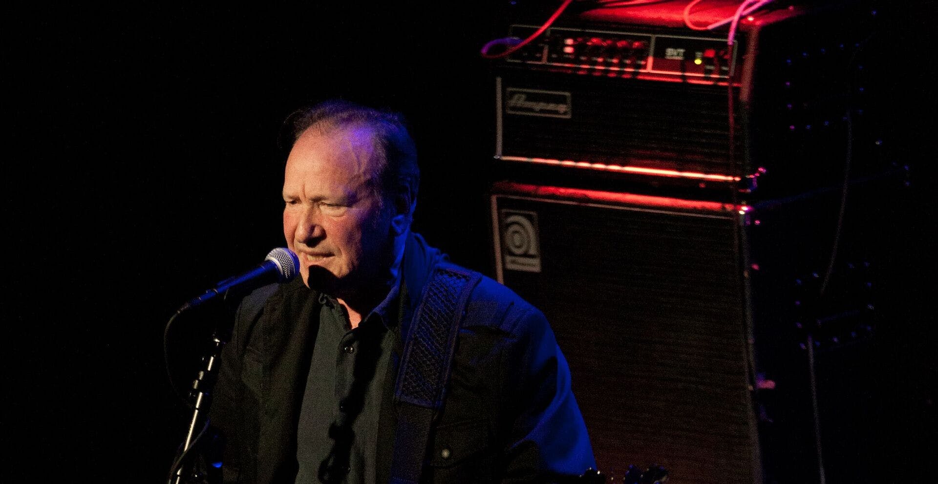 Fred Smith efterlader sig sin hustru Paula.