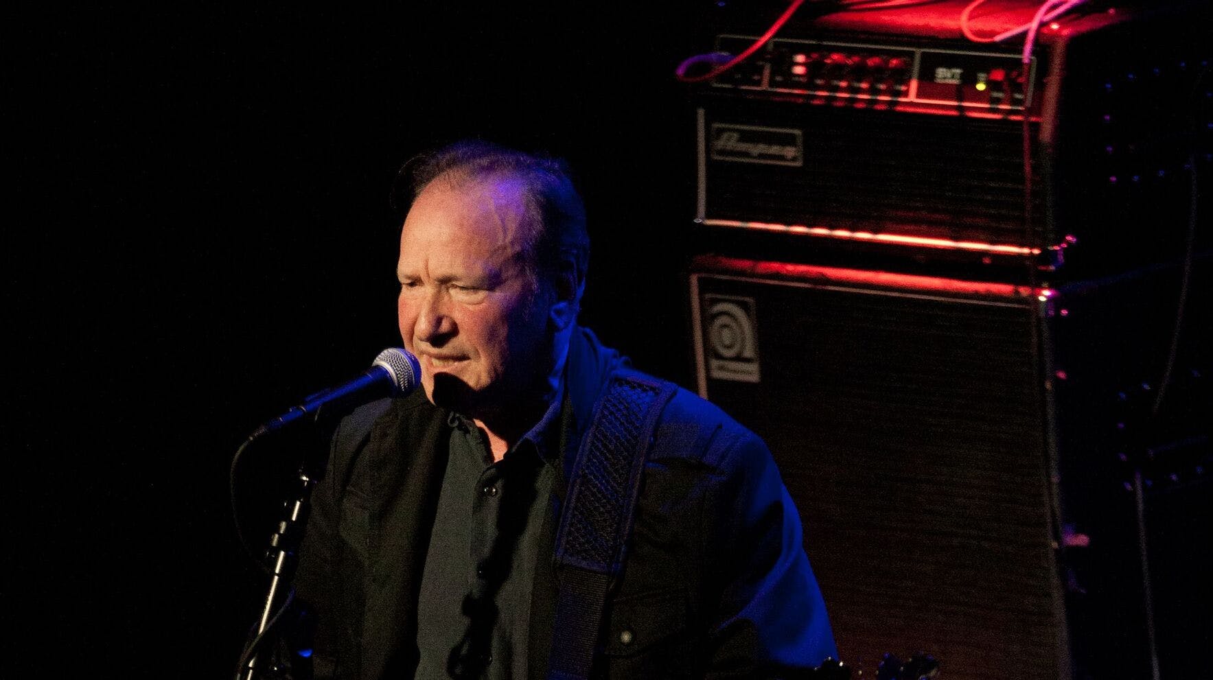 Fred Smith efterlader sig sin hustru Paula.