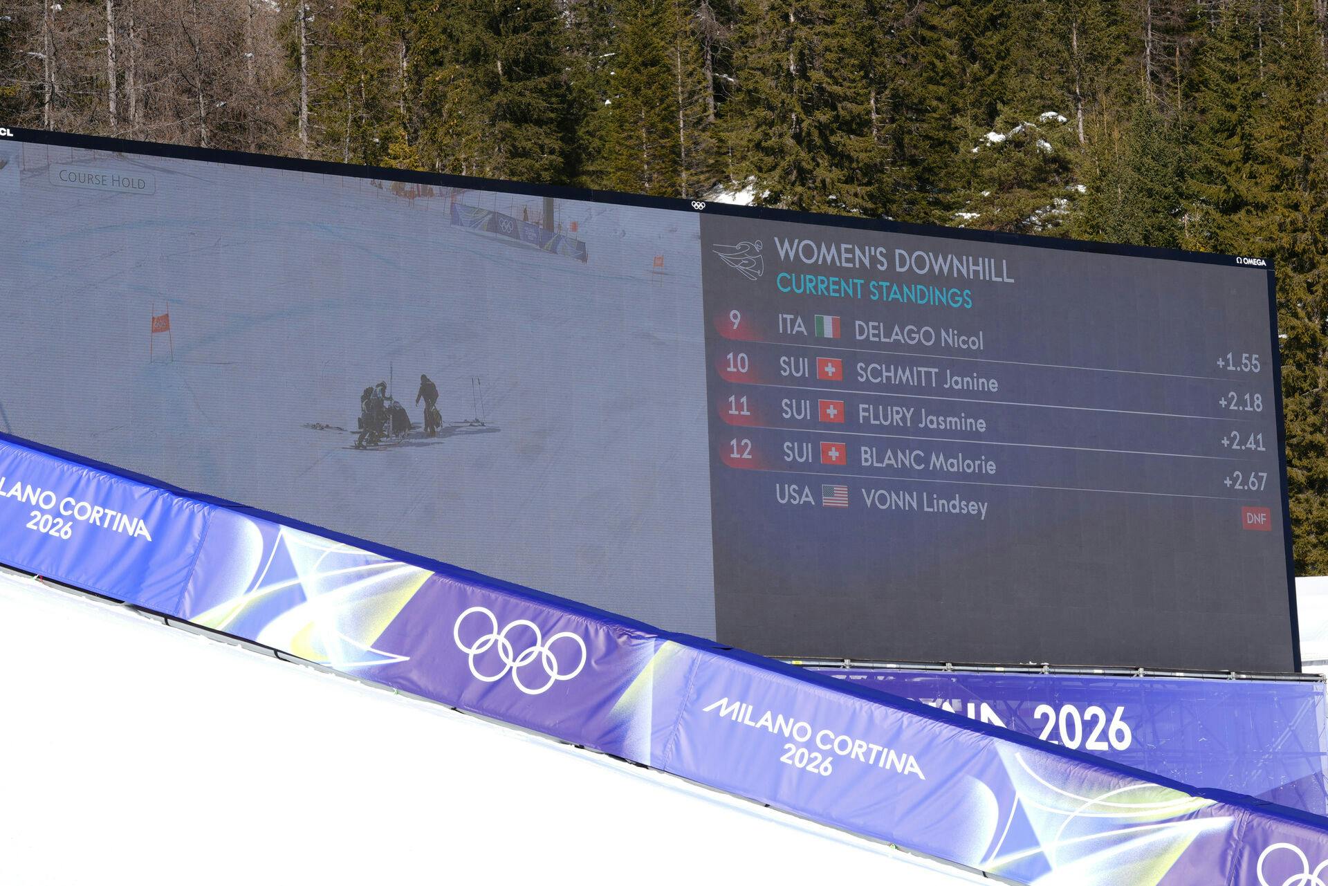 Lindsey Vonn får hjælp på pisten. 