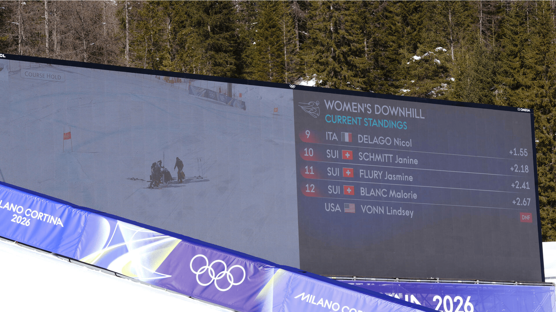 Lindsey Vonn får hjælp på pisten.