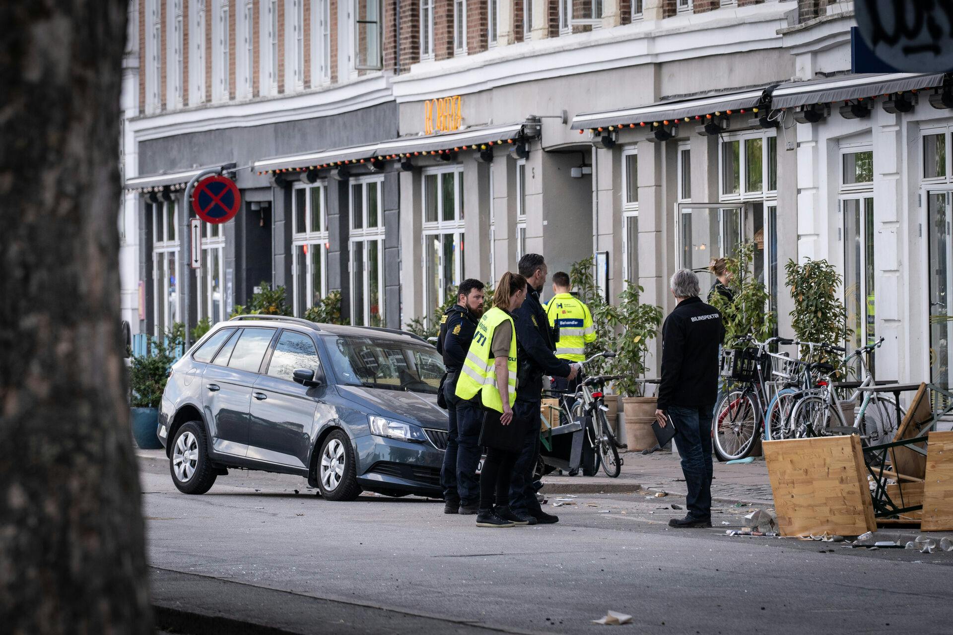 Teknikere undersøger området, hvor den ældre mand ramte en større gruppe af mennesker. Bilen på billedet er IKKE den bil, han kørte i.