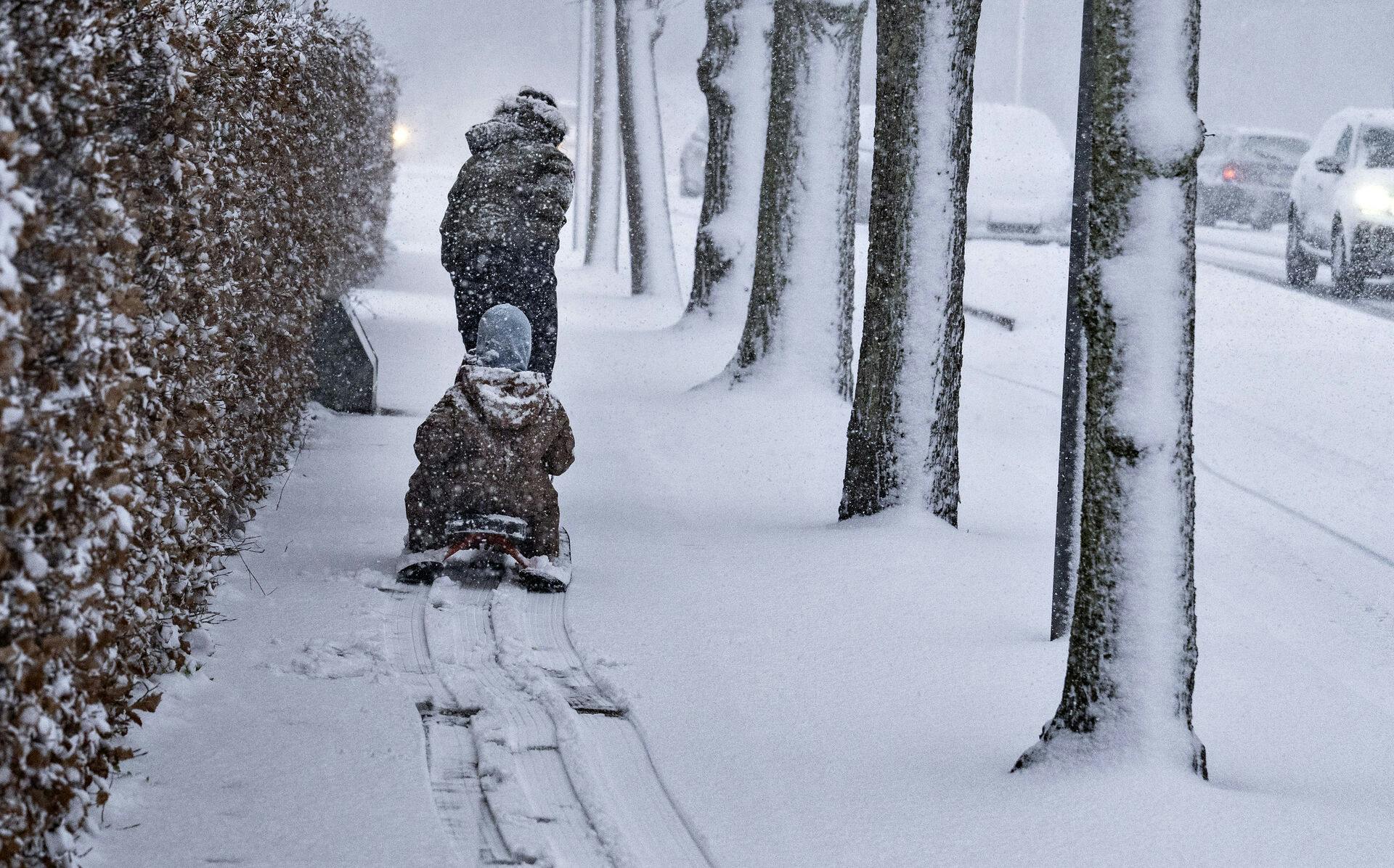 Med temperaturer fastlåst omkring frysepunktet og udsigt til endnu mere nysne fra DMI, er der lagt op til den perfekte vinterferie for landets mange børn.