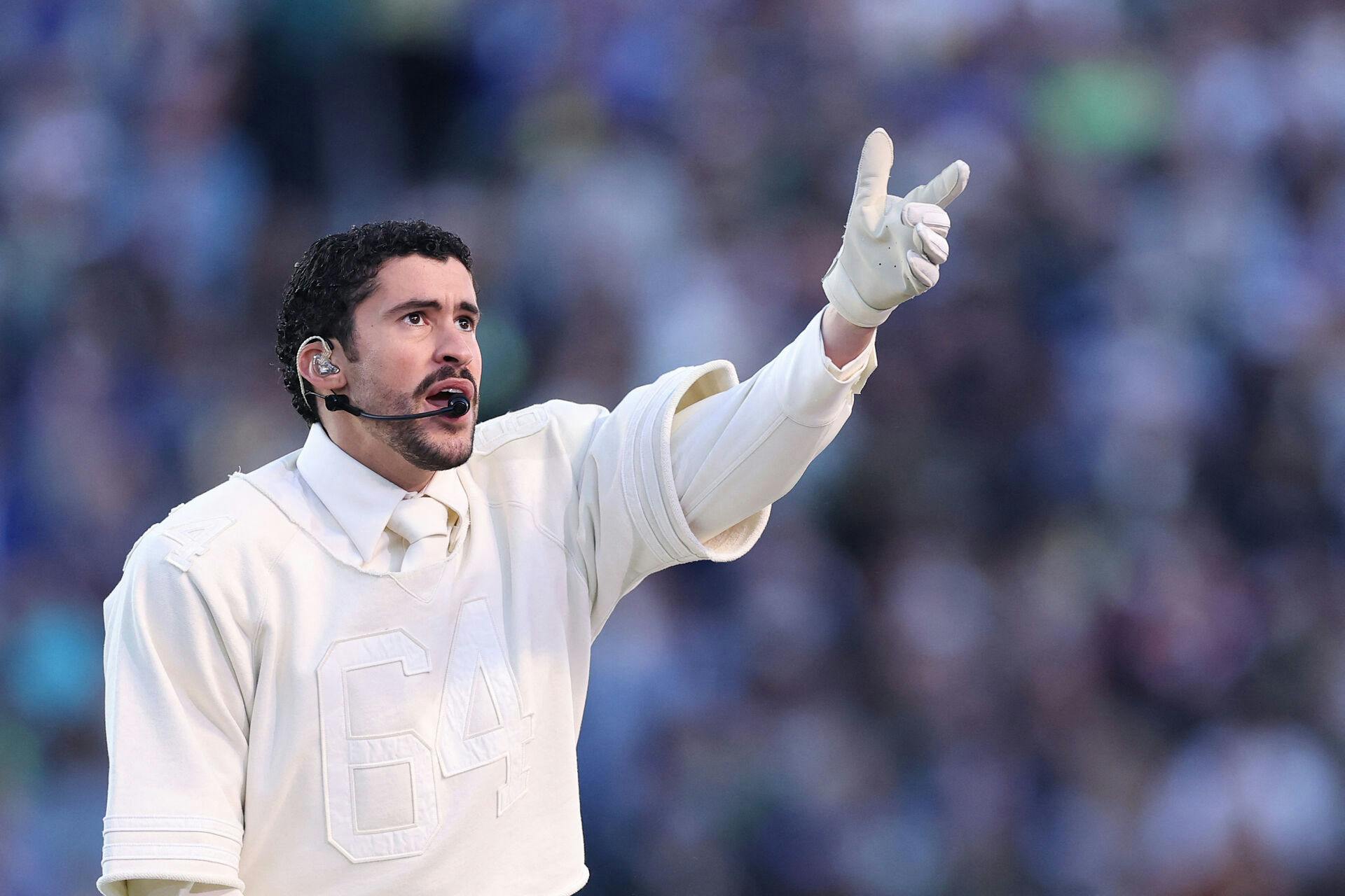 Bad Bunny havde en masse mennesker med på scenen. Både kendisser, dansere og så altså et par, der sagde "ja" til hinanden.&nbsp;