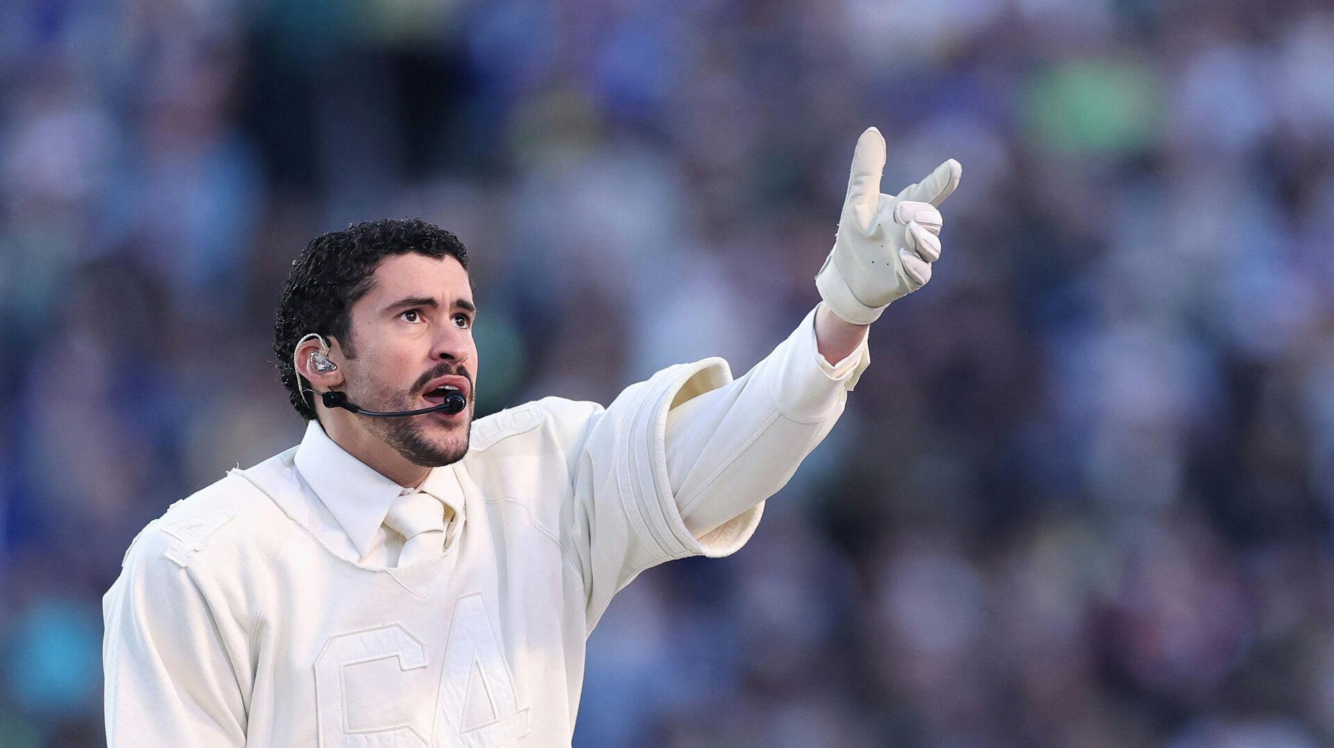 Bad Bunny havde en masse mennesker med på scenen. Både kendisser, dansere og så altså et par, der sagde "ja" til hinanden. 