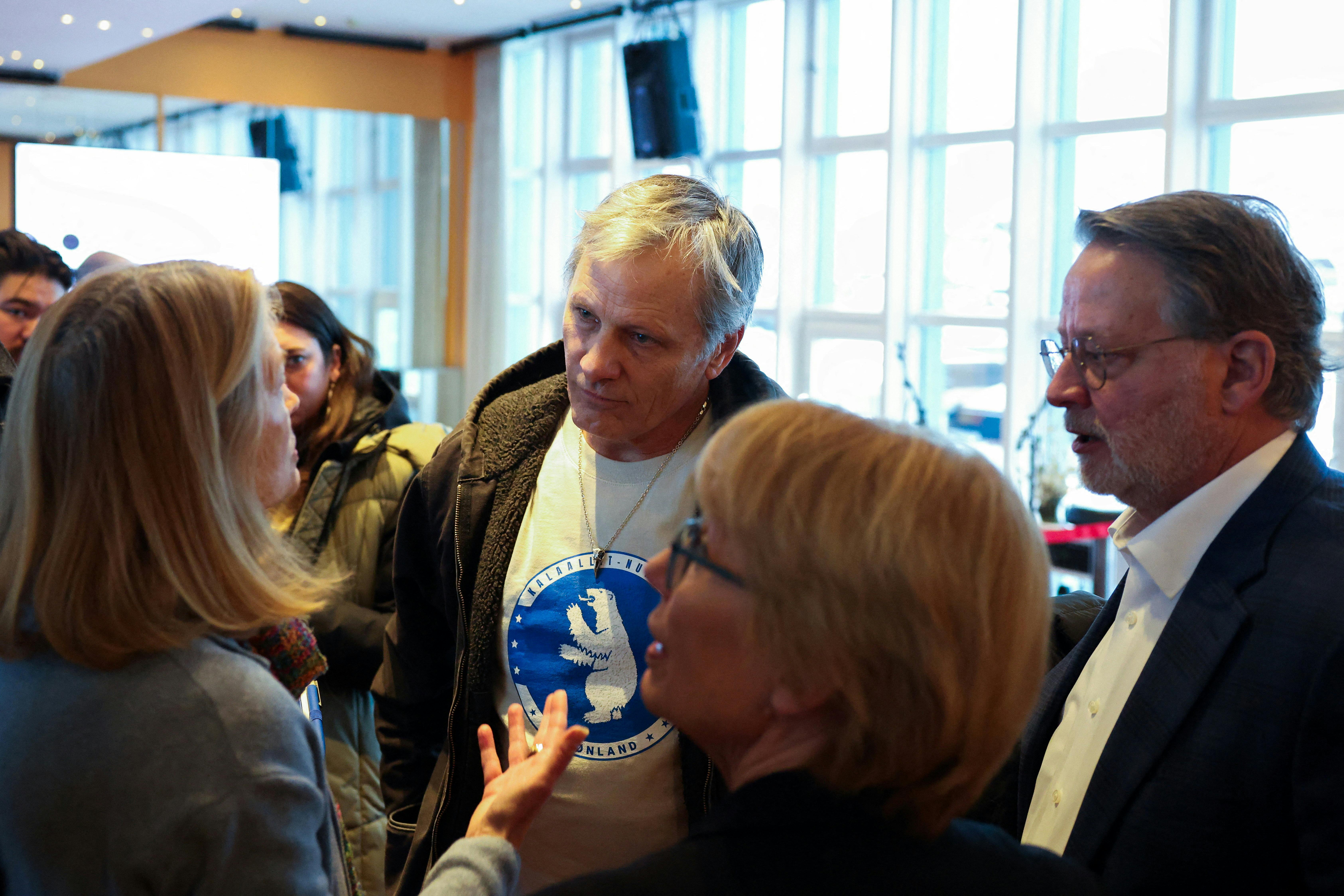 Skuespilleren Viggo Mortensen i en samtale med Lisa Murkowski i Grønland.