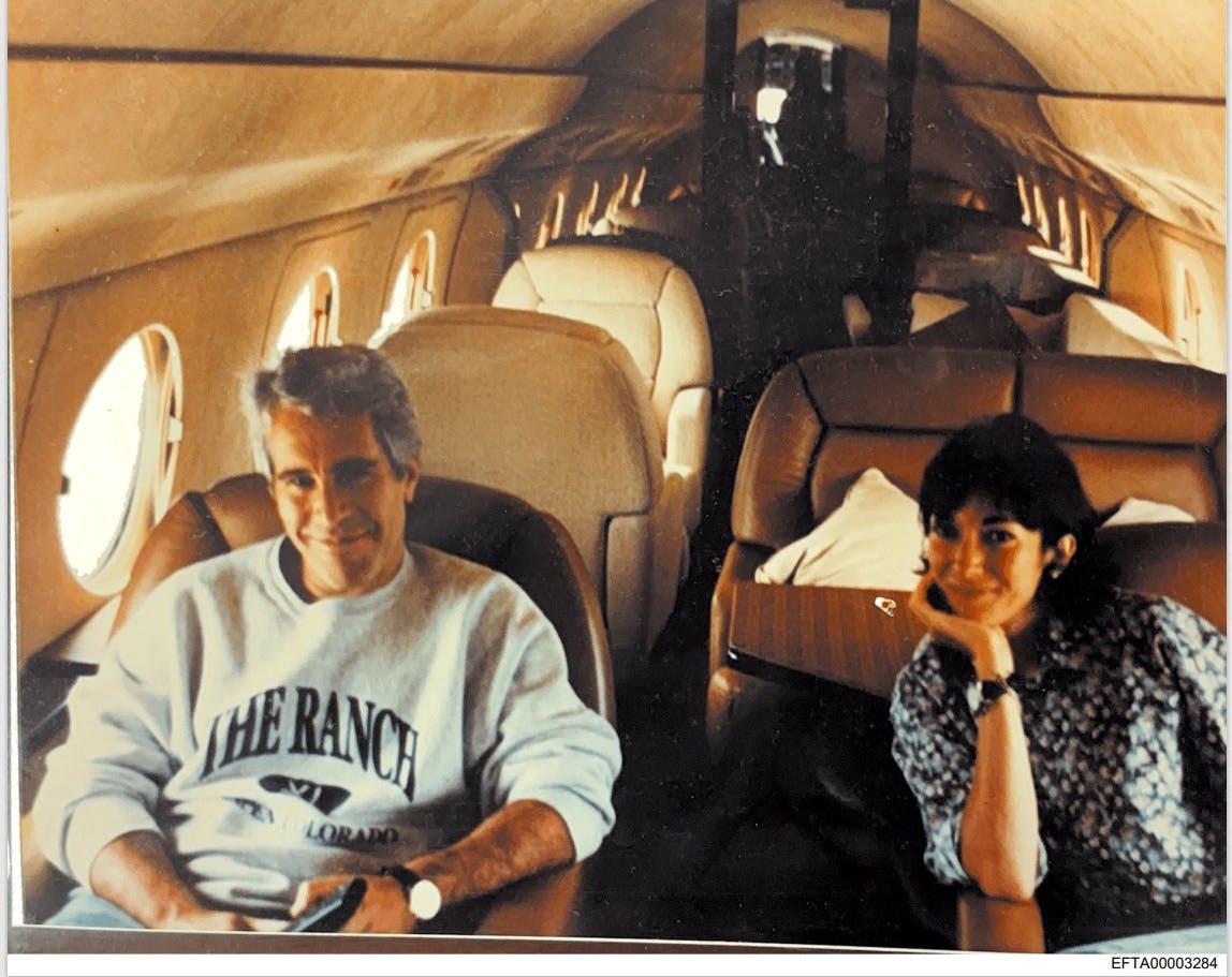 Ghislaine Maxwell nægter at svare under afhøring.