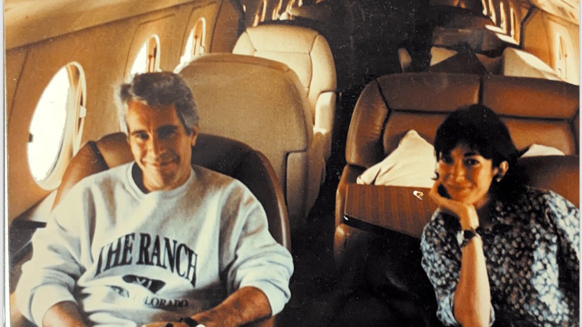 Ghislaine Maxwell nægter at svare under afhøring.