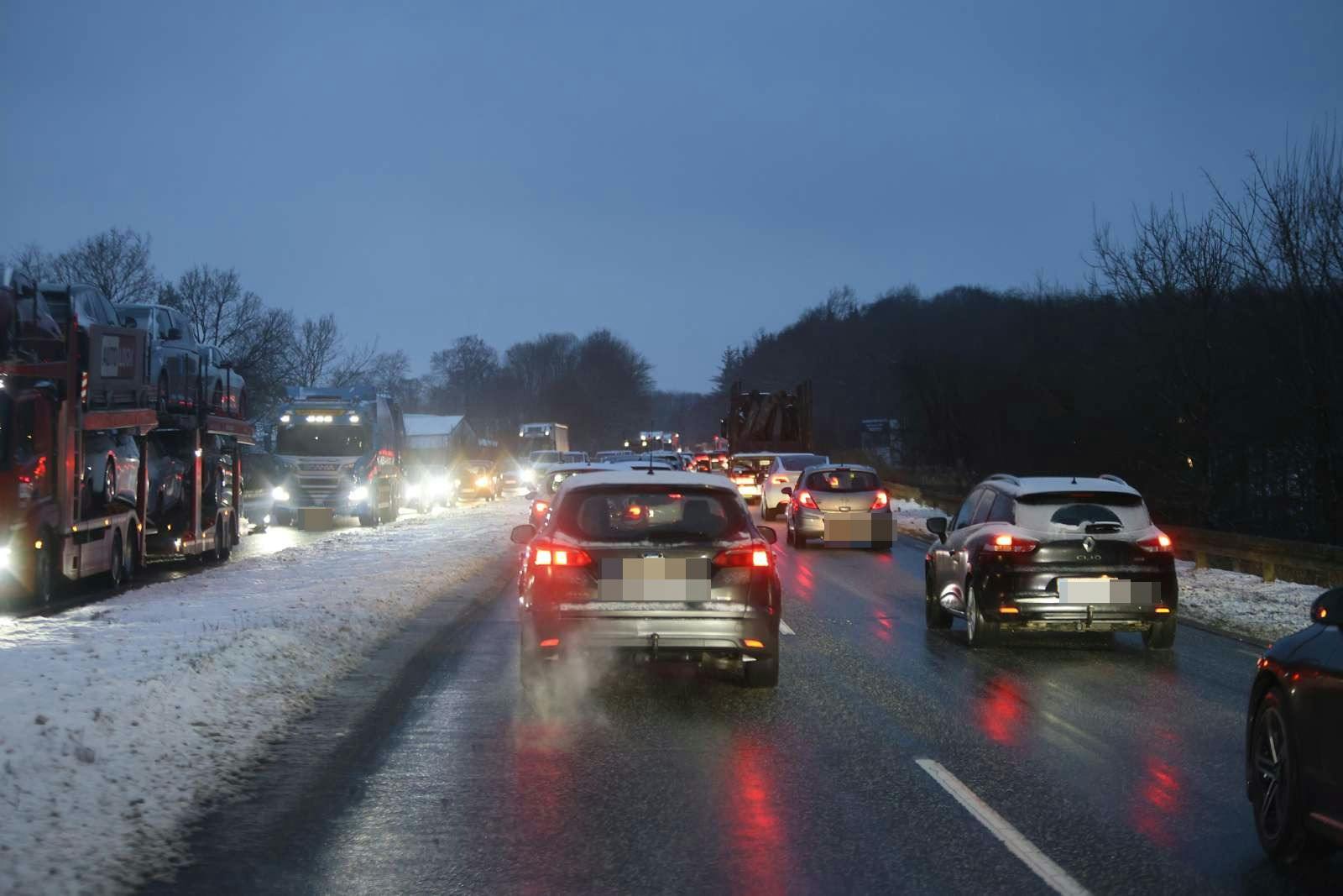 Der opstod hurtigt kø efter ulykken.