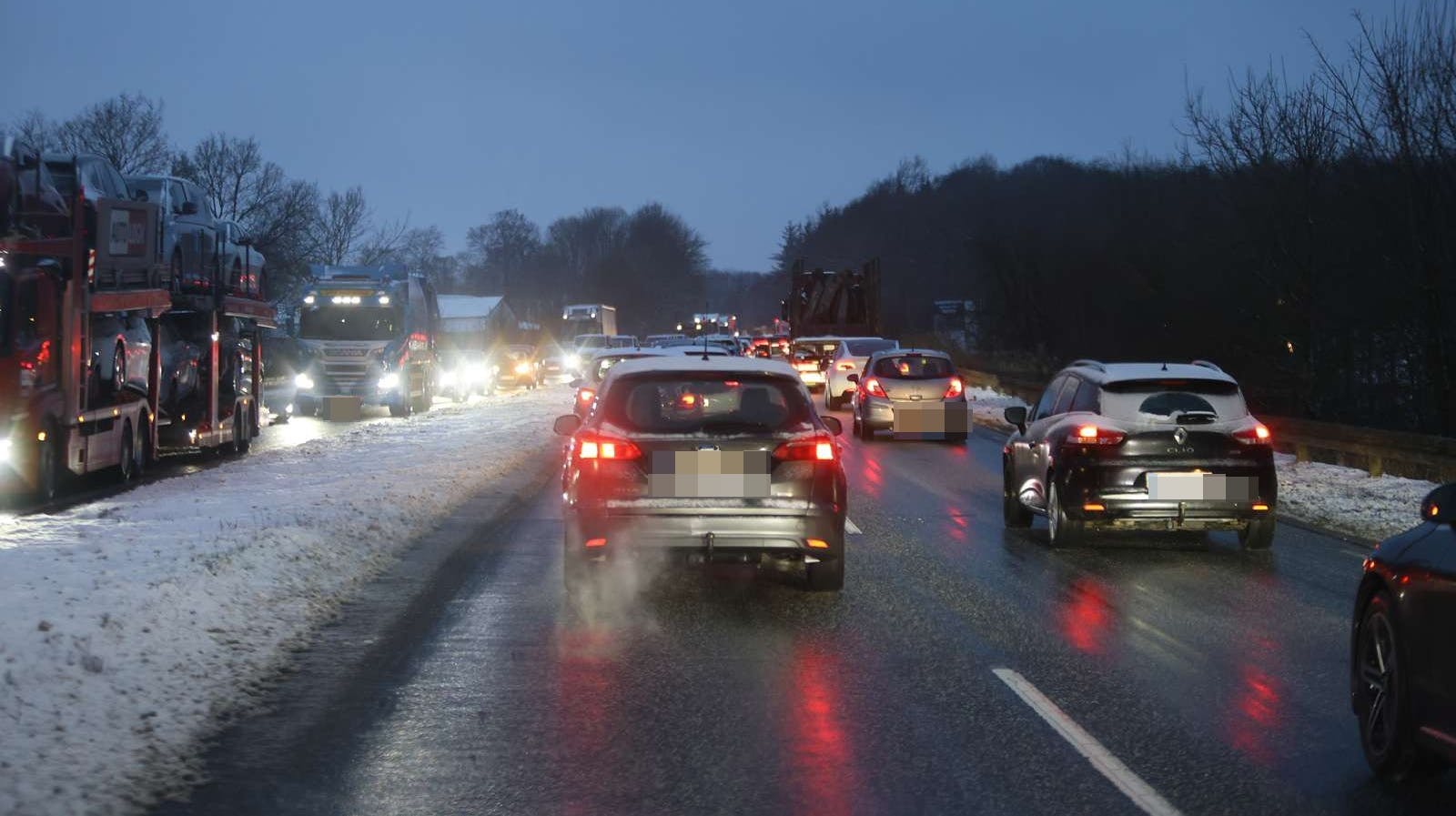 Der opstod hurtigt kø efter ulykken.