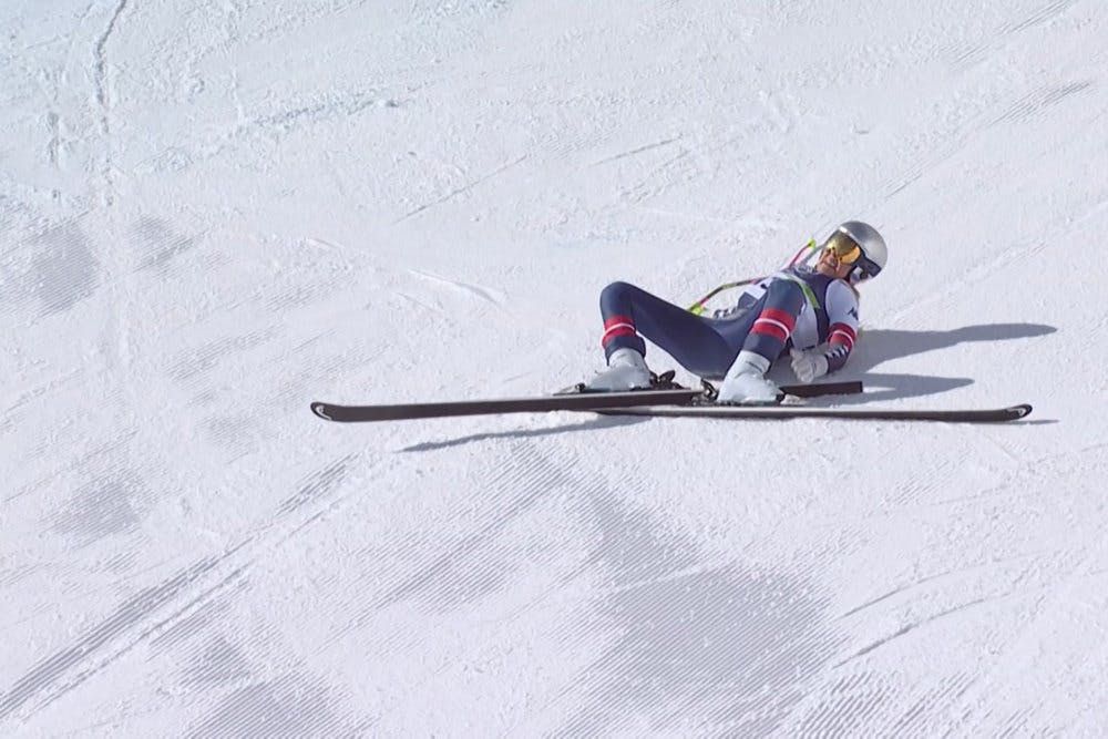 Lindsey Vonn var i store smerter, da hun styrtede på pisten i søndagens løb ved vinter-OL. Hun skal nu igennem flere operationer efter brud på skinnebenet, fortæller hun.&nbsp;