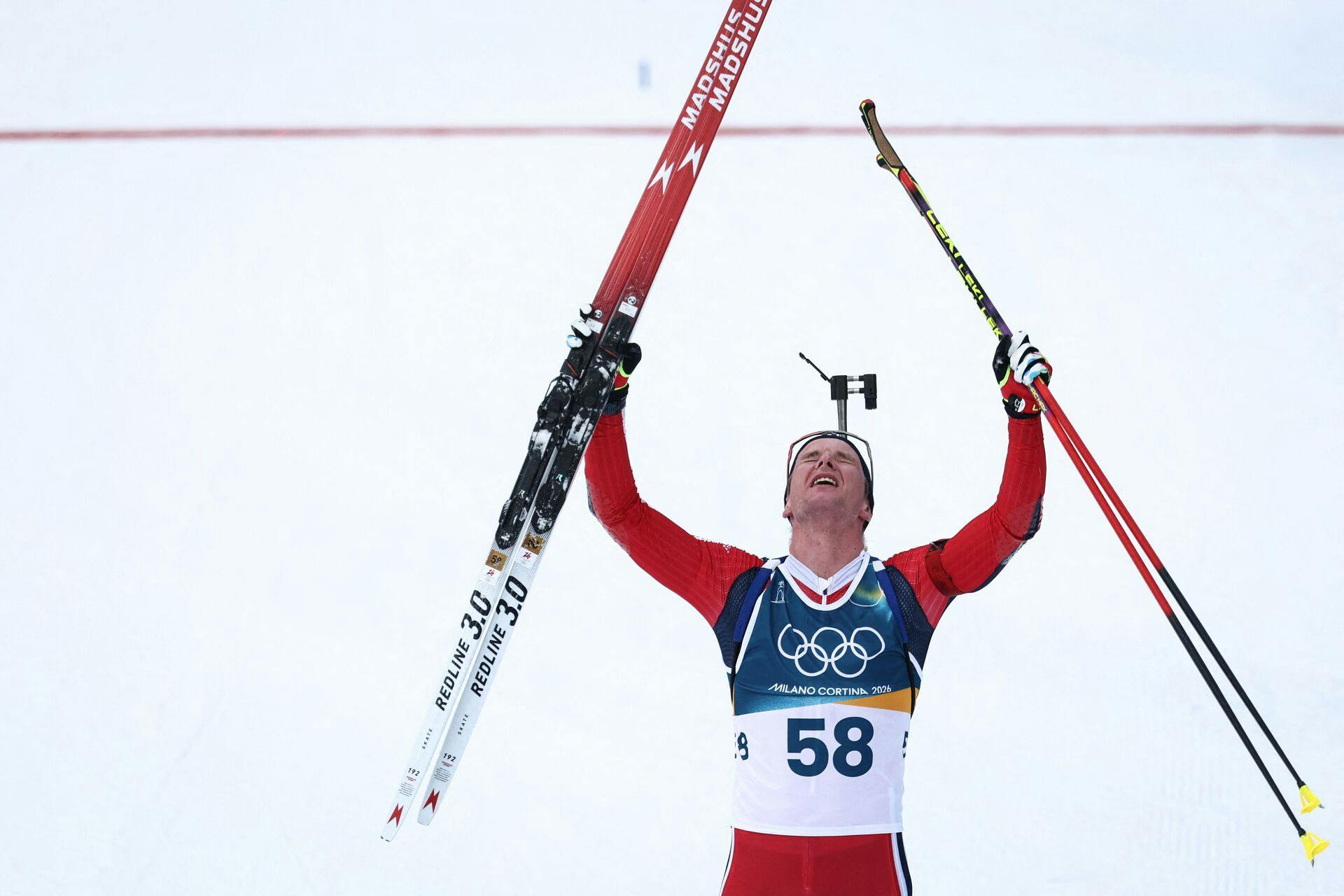 Følelserne var store efter norske Johan-Olav Botn tirsdag vandt OL-guld i 20 kilometer biatlon. For halvanden måned siden fandt han sin bedste ven død på et hotelværelse.