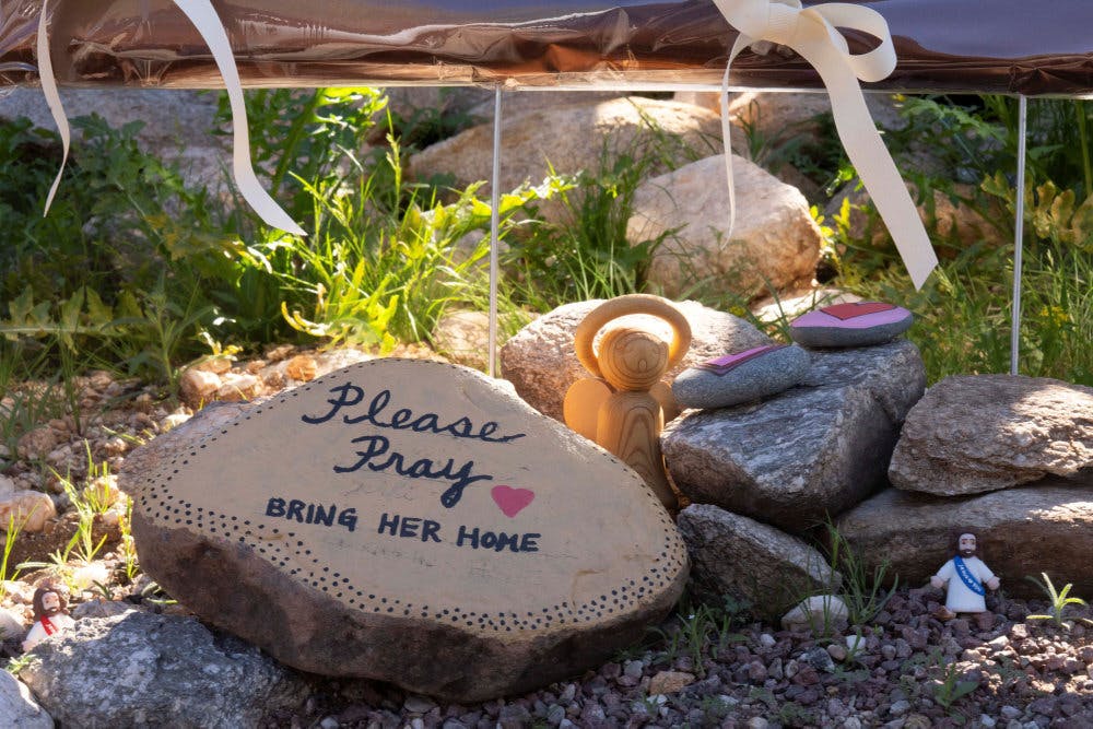 Billede fra mandag i Tucson i Arizona viser sten, som er blevet lagt af folk, der forsøger at hjælpe i eftersøgningen af den forsvundne Nancy Guthrie, som er mor til tv-vært Savannah Guthrie.&nbsp;