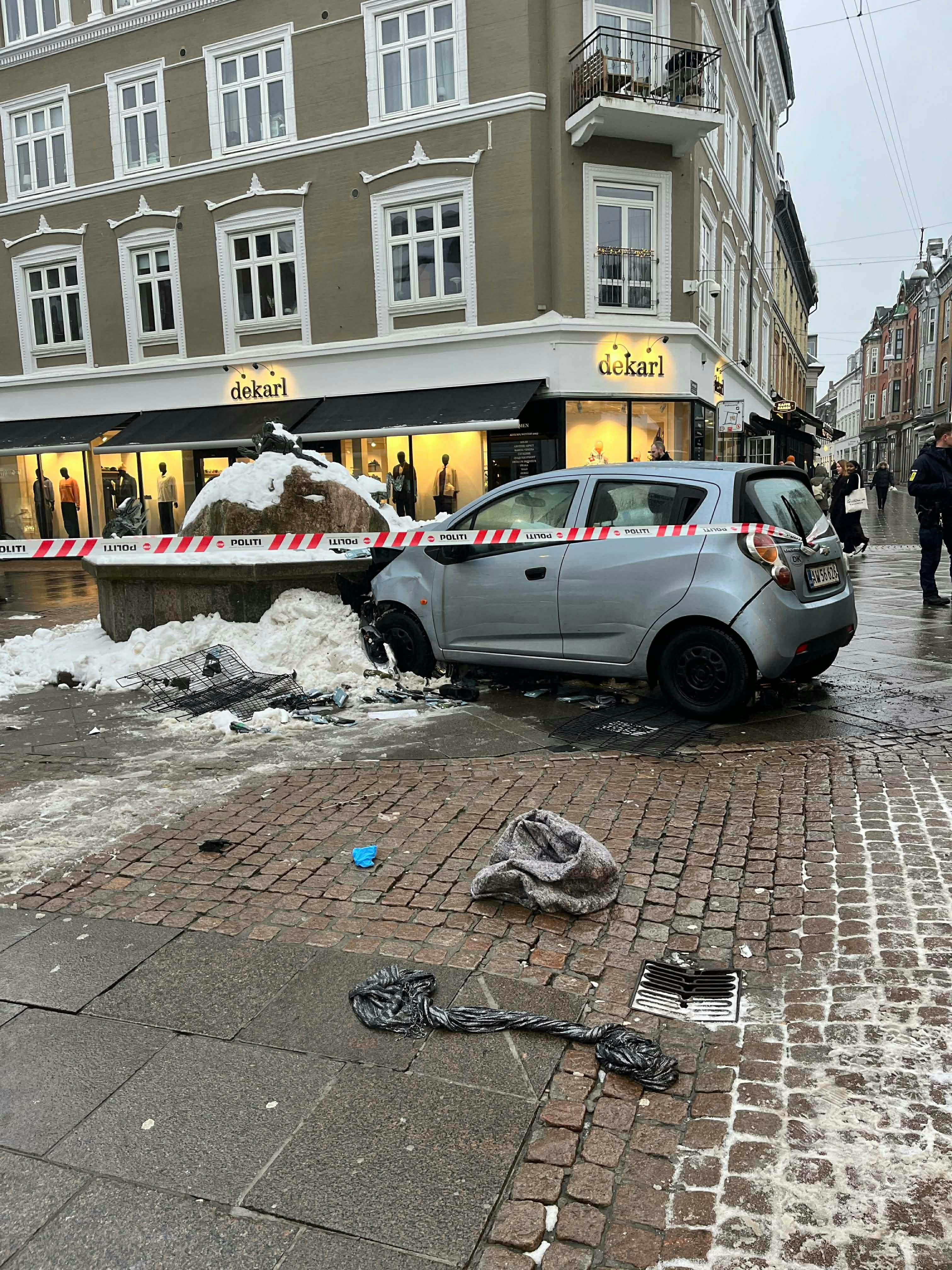 En bilist endte køreturen i et springvand, da vedkommende fik et ildbefindende.