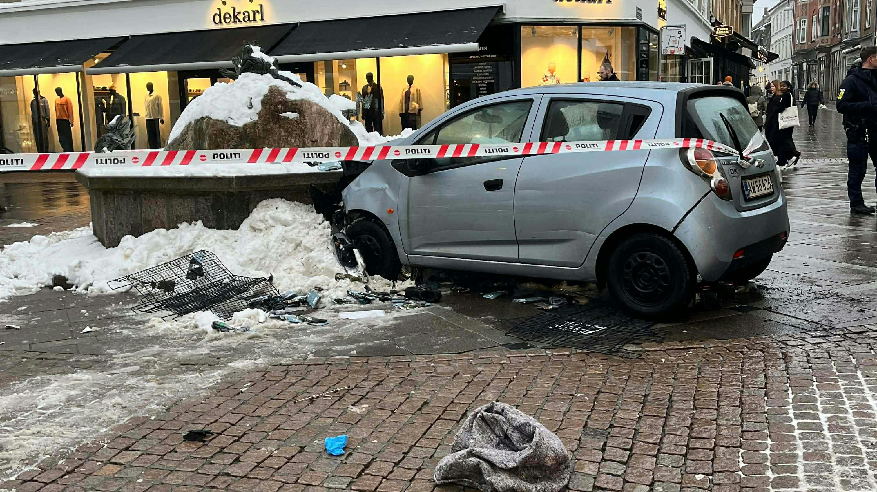 En bilist endte køreturen i et springvand, da vedkommende fik et ildbefindende.