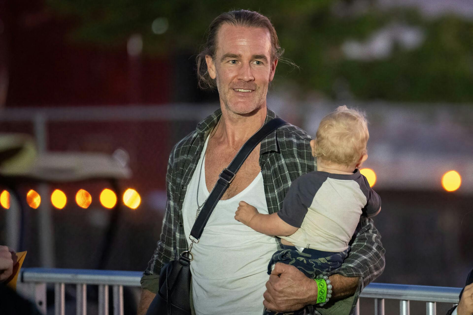 James Van Deer Beek på vej til Green Day-koncert i 2022.