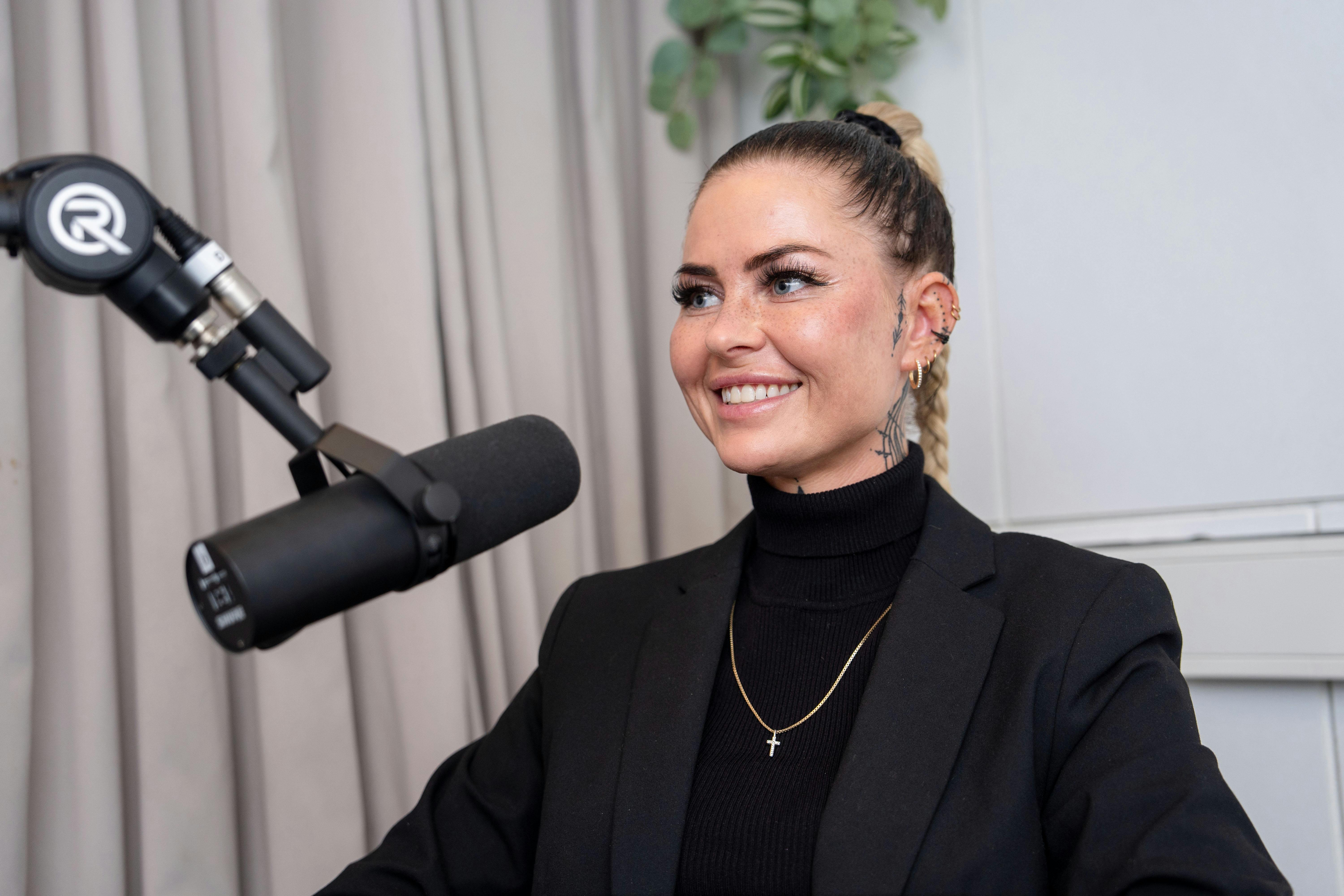 Sladderministeriet med Monique Kromann. Vært: Frederikke Stage. Der ønskes fotos af Monique i helfigur og closeup og med både smil og alvorlig mine. Også et par skud ved mikrofonen.