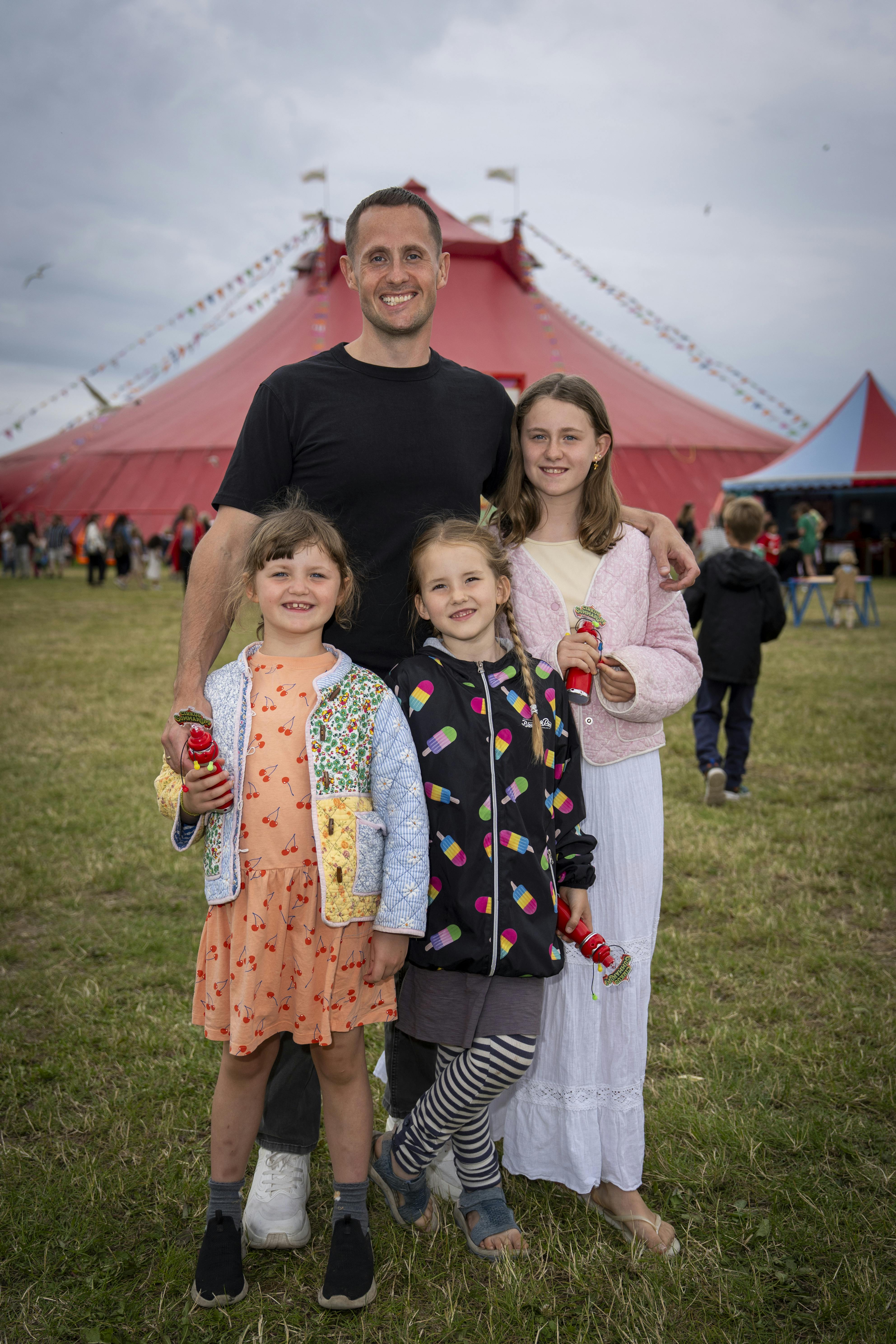 Benjamin Hav sammen med sine døtre Liva, Vita og Dagmar tilbage i 2024.