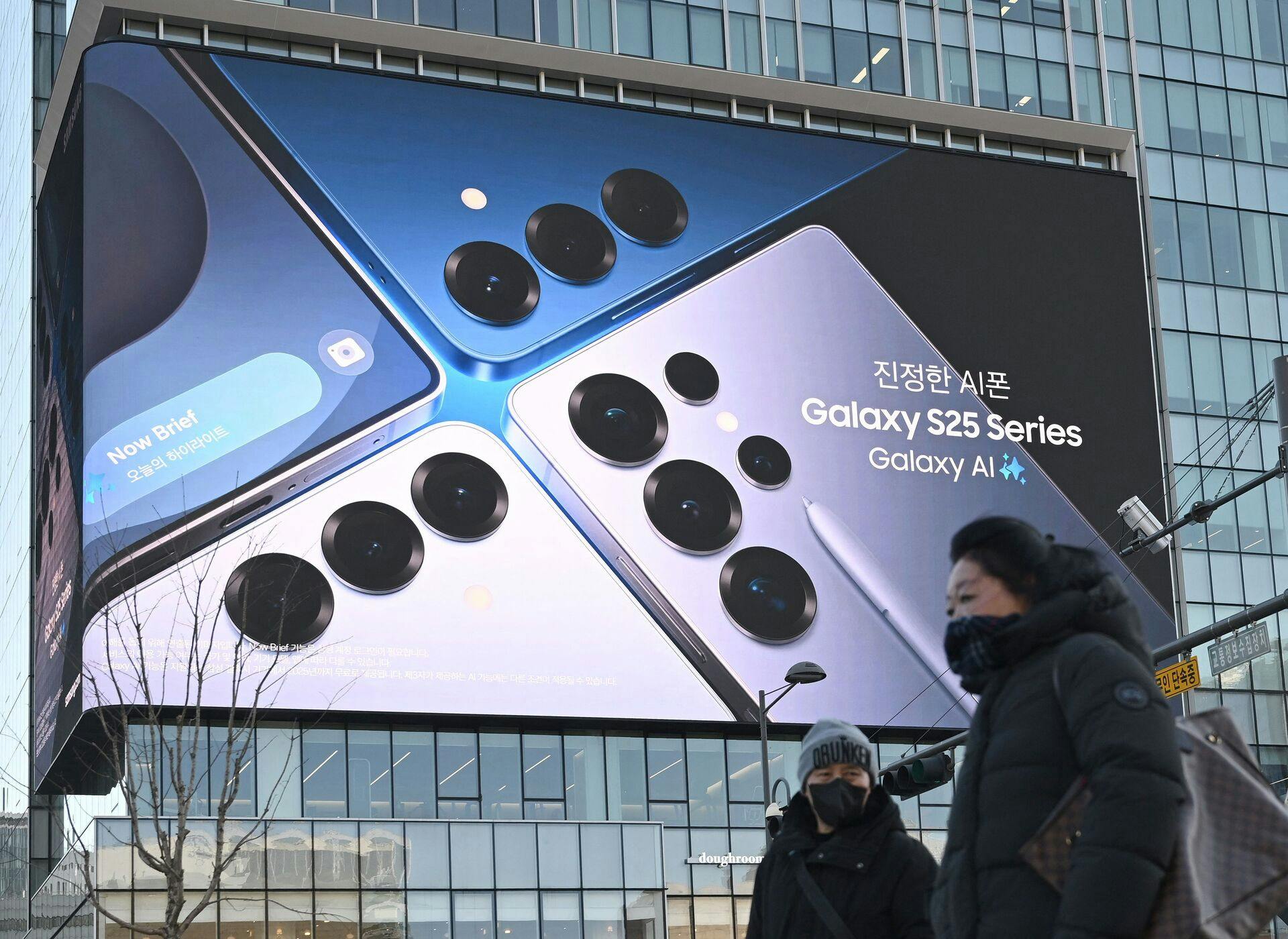 Den kommende Galaxy S26 forventes at overtage det fysiske design fra sin forgænger, så kampen om kunderne i stedet skal vindes på usynlig software.