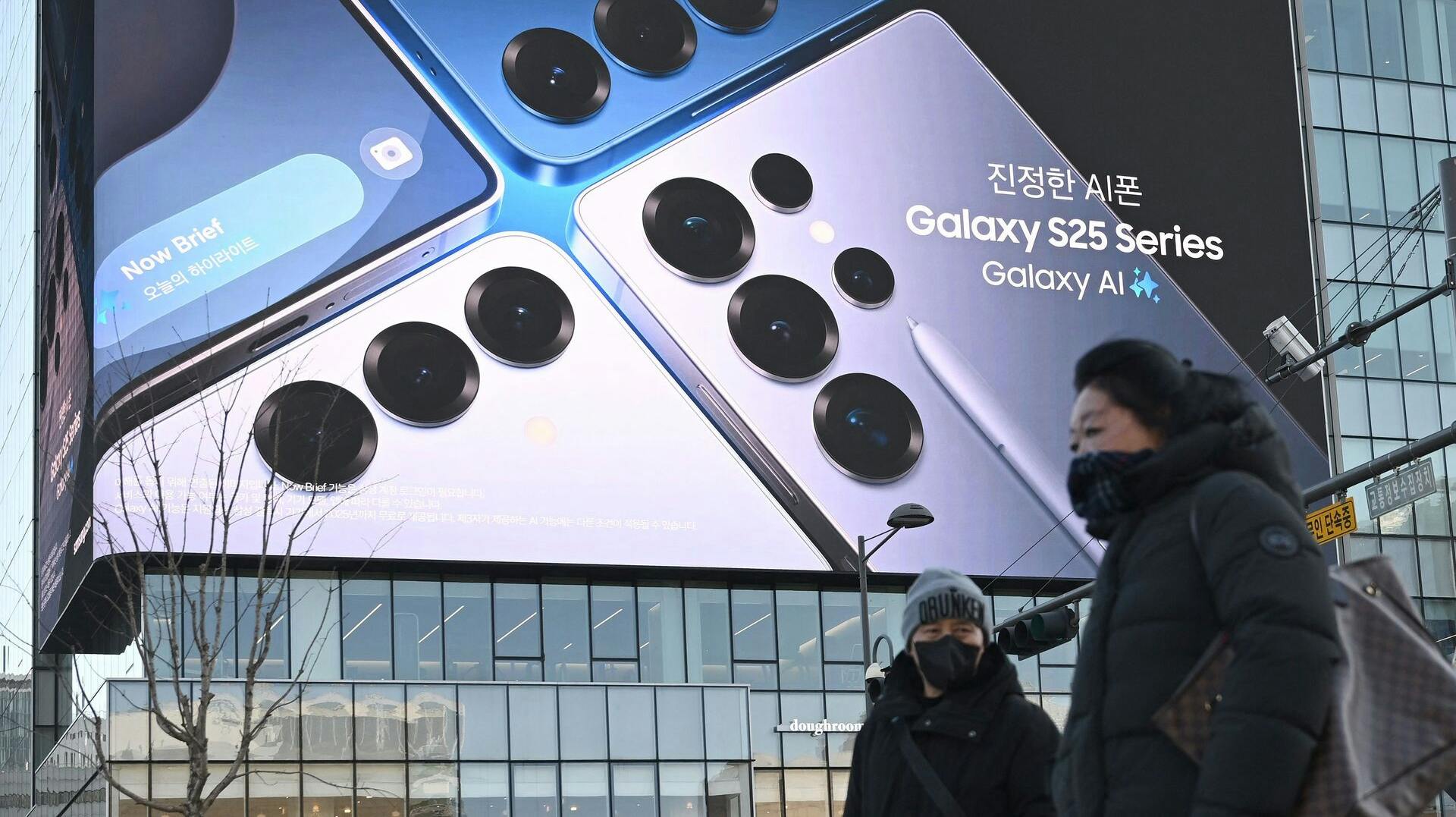 Den kommende Galaxy S26 forventes at overtage det fysiske design fra sin forgænger, så kampen om kunderne i stedet skal vindes på usynlig software.