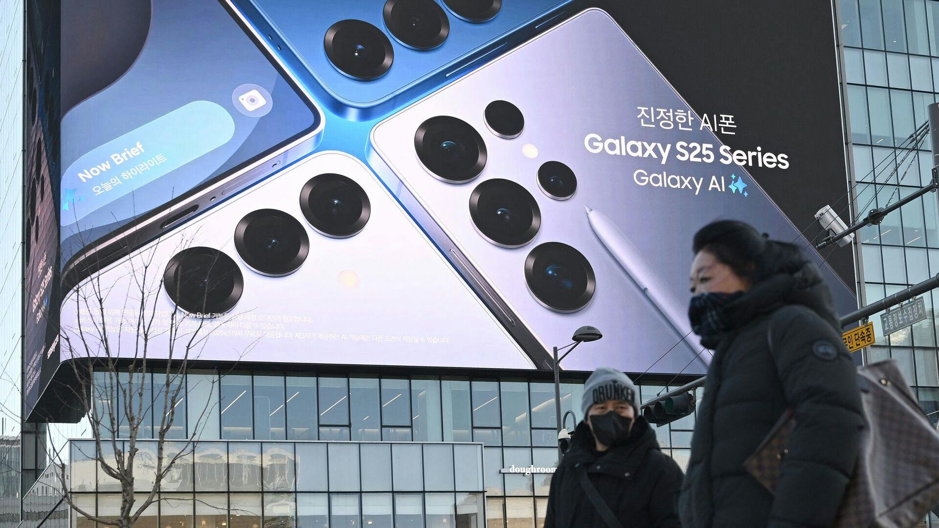 Den kommende Galaxy S26 forventes at overtage det fysiske design fra sin forgænger, så kampen om kunderne i stedet skal vindes på usynlig software.