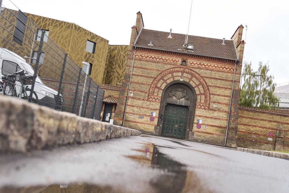 For en uge siden flygtede drabsdømt over muren fra Vestre Fængsel. Politiet fortæller, at der er en igangværende indsats for at finde ham, men fortæller ikke, hvad man nærmere foretager sig. (Arkivfoto).&nbsp;&nbsp;