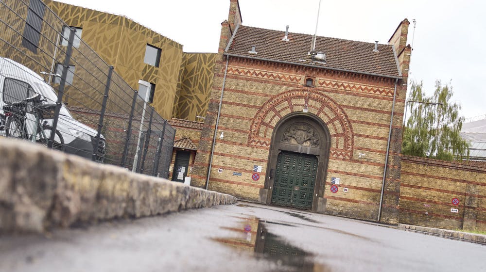 For en uge siden flygtede drabsdømt over muren fra Vestre Fængsel. Politiet fortæller, at der er en igangværende indsats for at finde ham, men fortæller ikke, hvad man nærmere foretager sig. (Arkivfoto). 