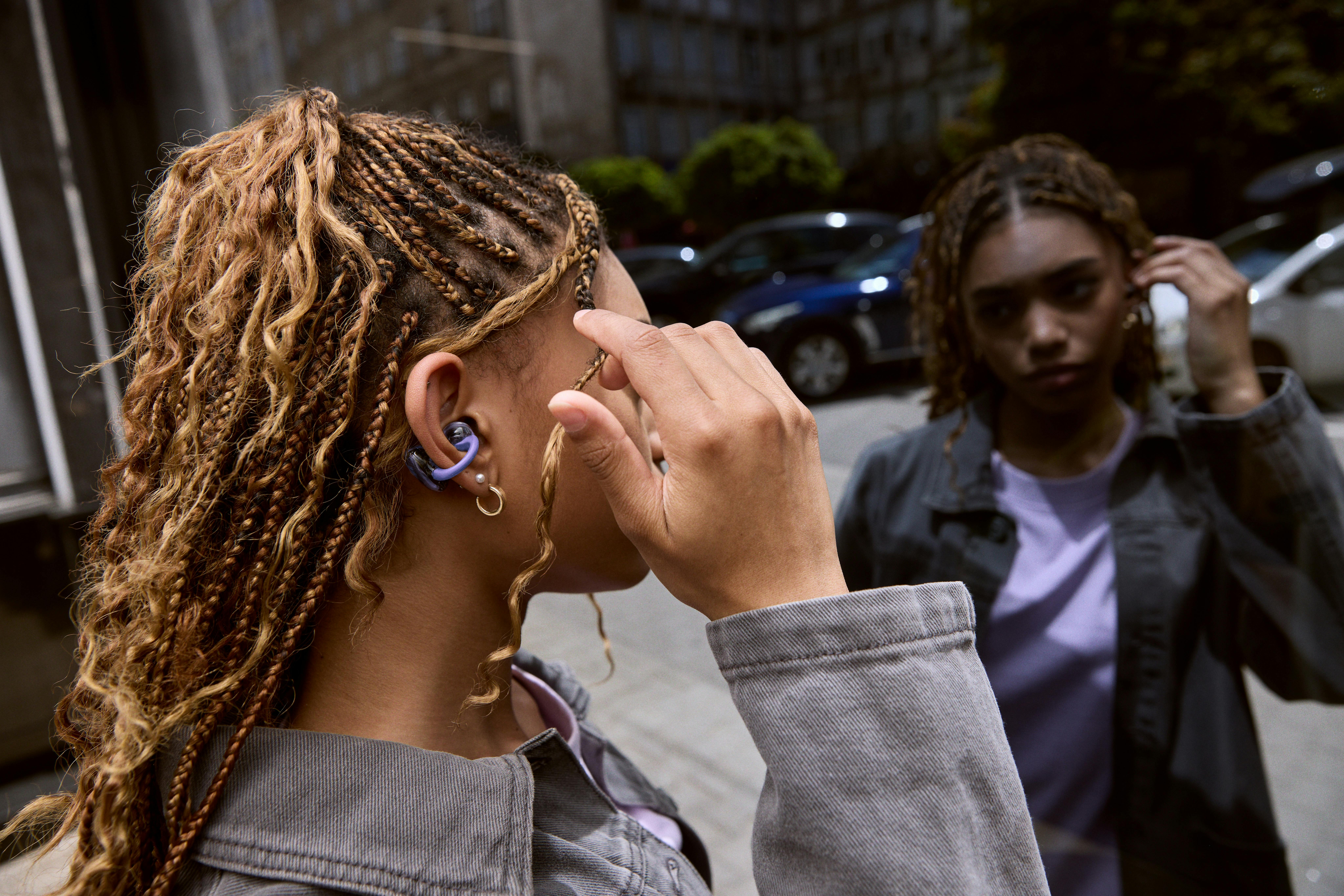 Soundgear CLIPS ligner mest af alt en futuristisk ørering. De clipses fast om øreflippen og sidder overraskende godt fast uden at klemme, selv efter flere timer.